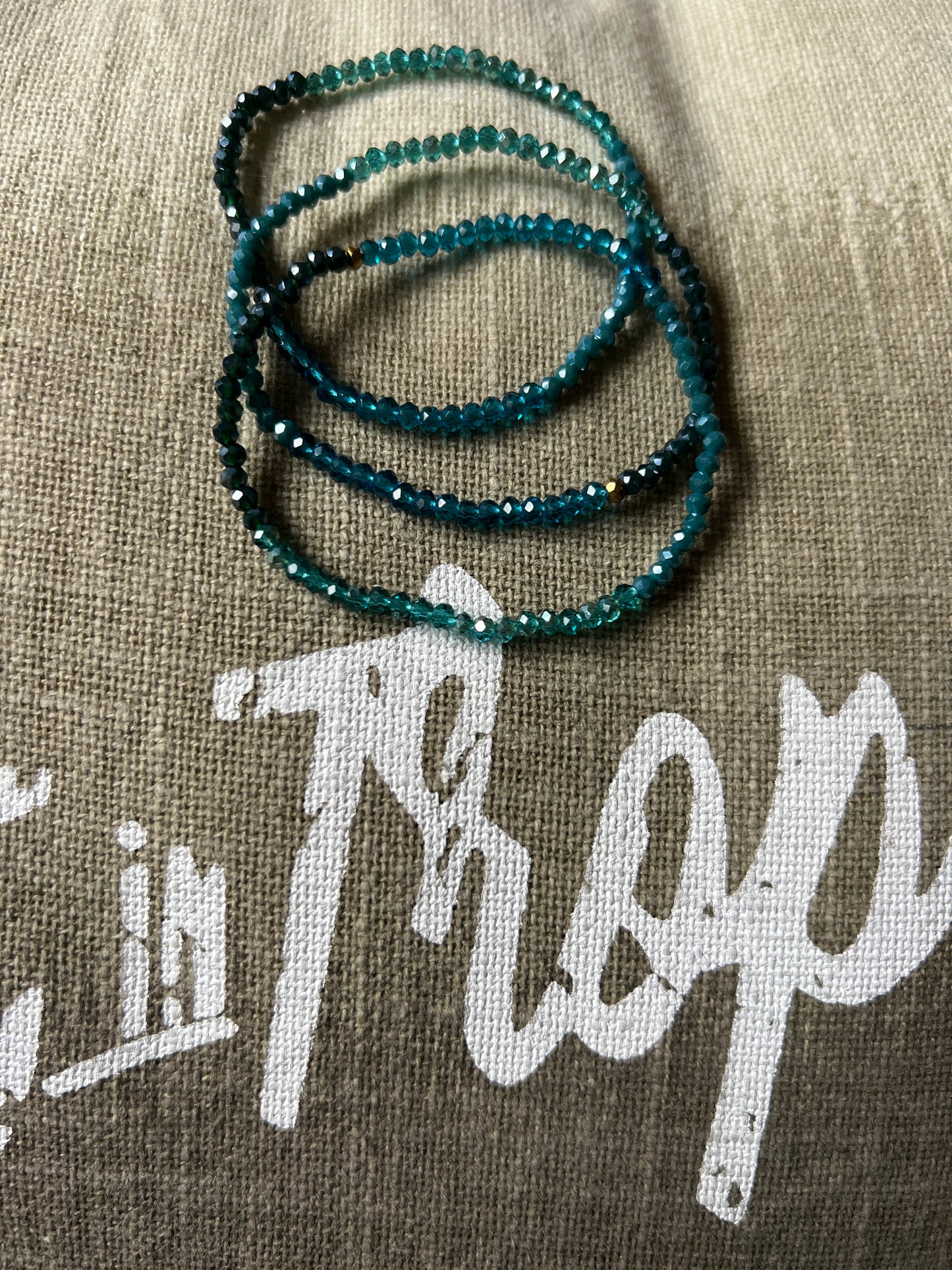 BRACELET ELASTIQUE PERLES BLEUES