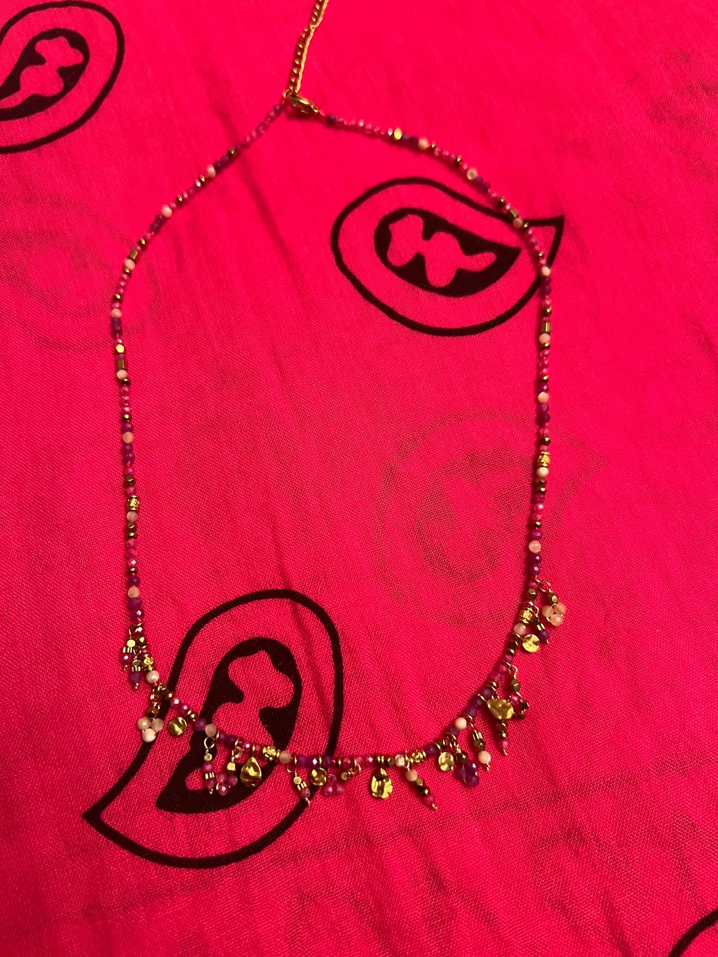 COLLIER PERLES ROSE/VIOLET & MEDAILLONS ROSE "HABAHA"