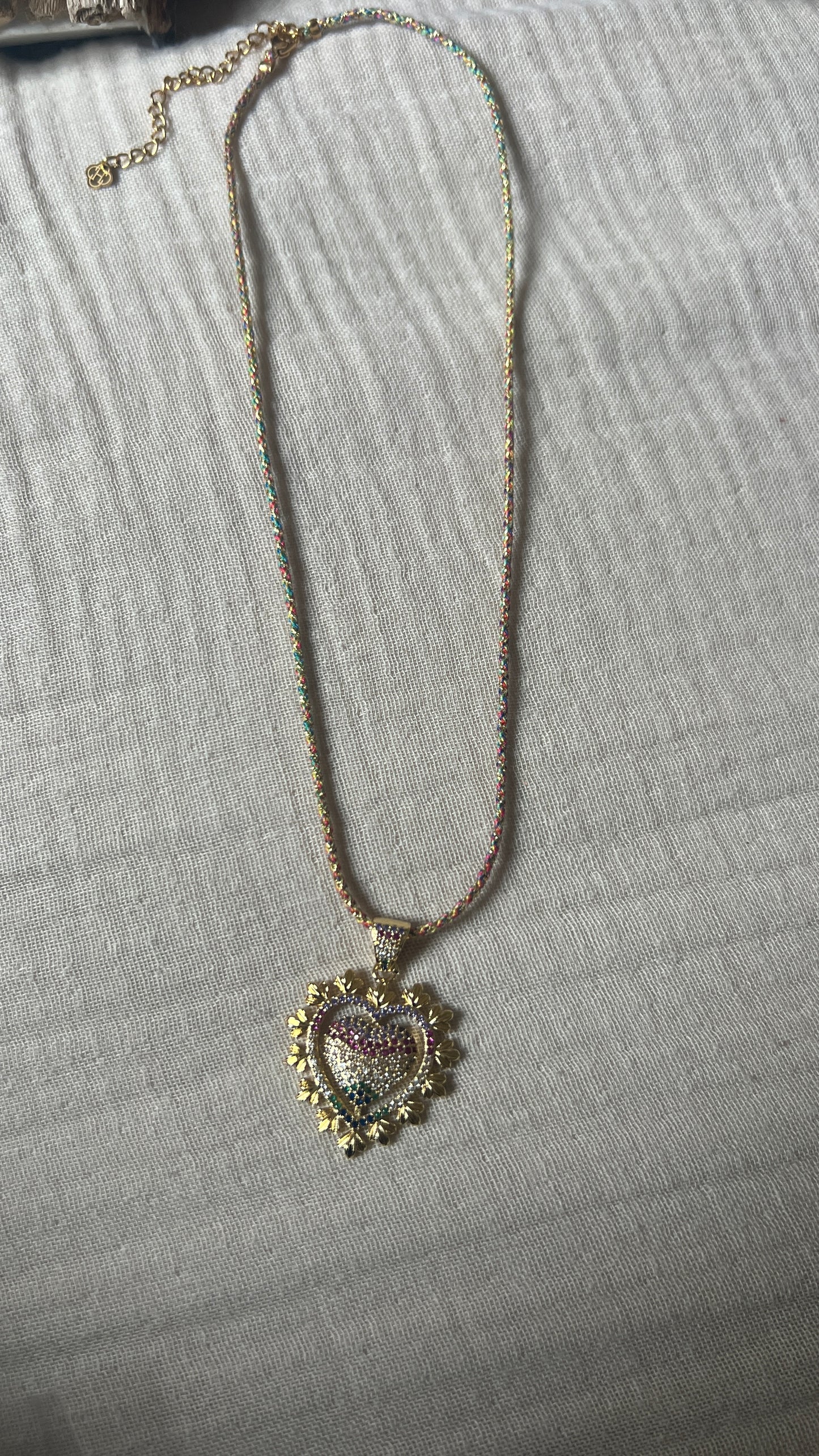 COLLIER DORE COEUR STRASS MULTICOLORE "HABAHA"