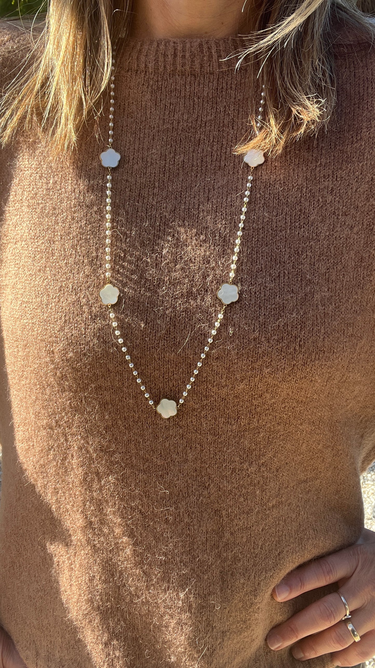 SAUTOIR EN PERLES "FLEURS BLANCHES"