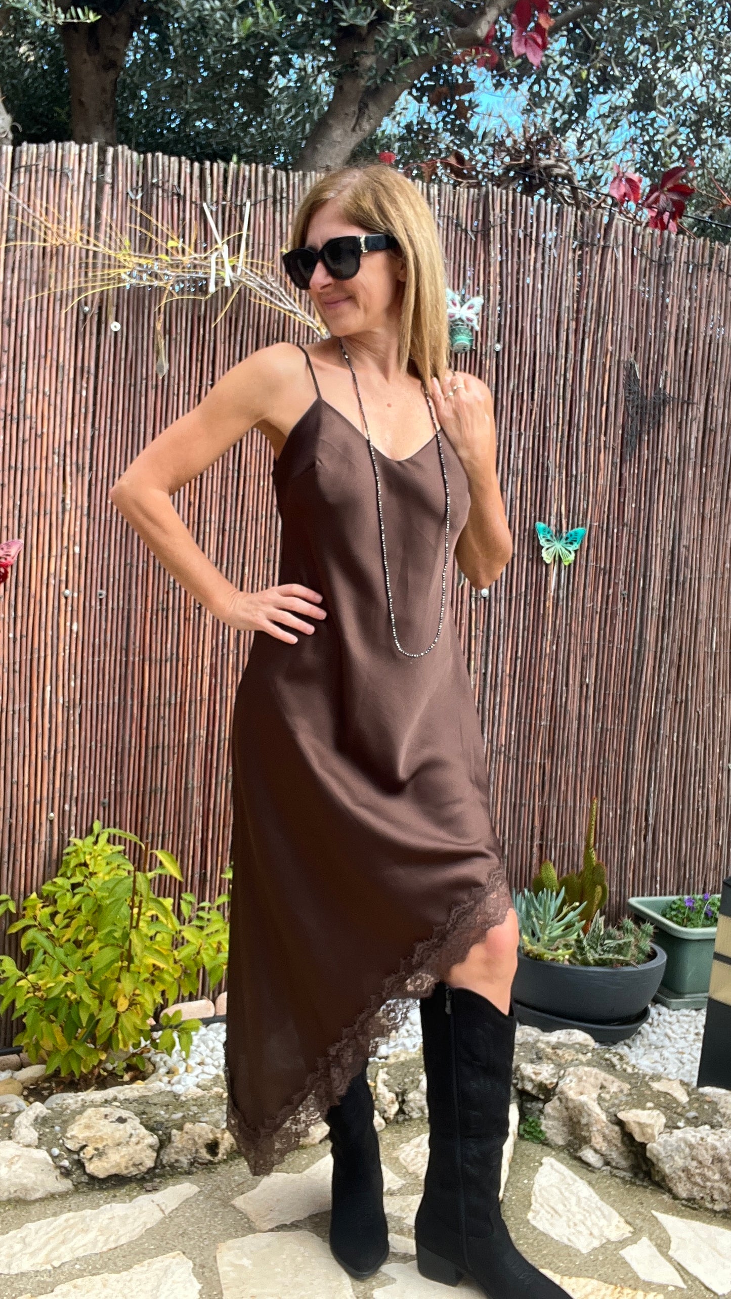 ROBE BRETELLES CHOCOLAT ASYMETRIQUE DENTELLE