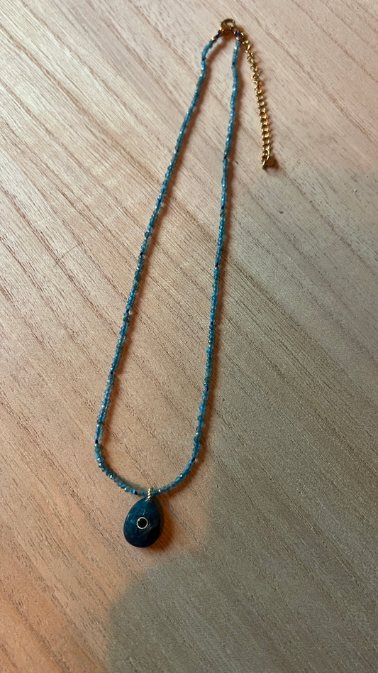 COLLIER PERLES BLEUES & PIERRE OVALE "HABAHA"