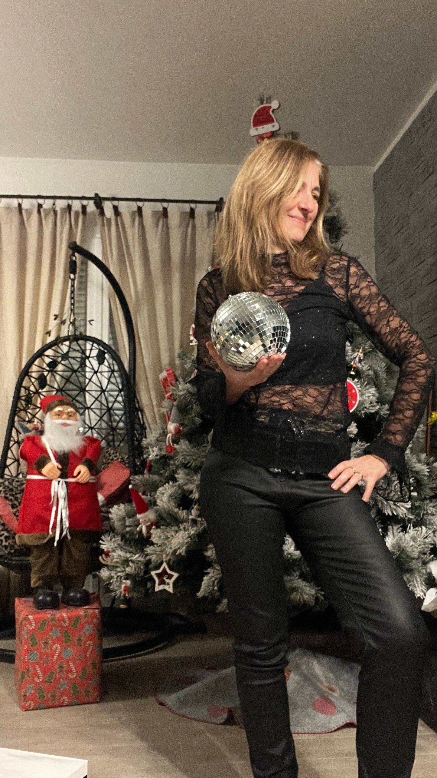 TOP NOIR EN DENTELLE MANCHES LONGUES EVASEES