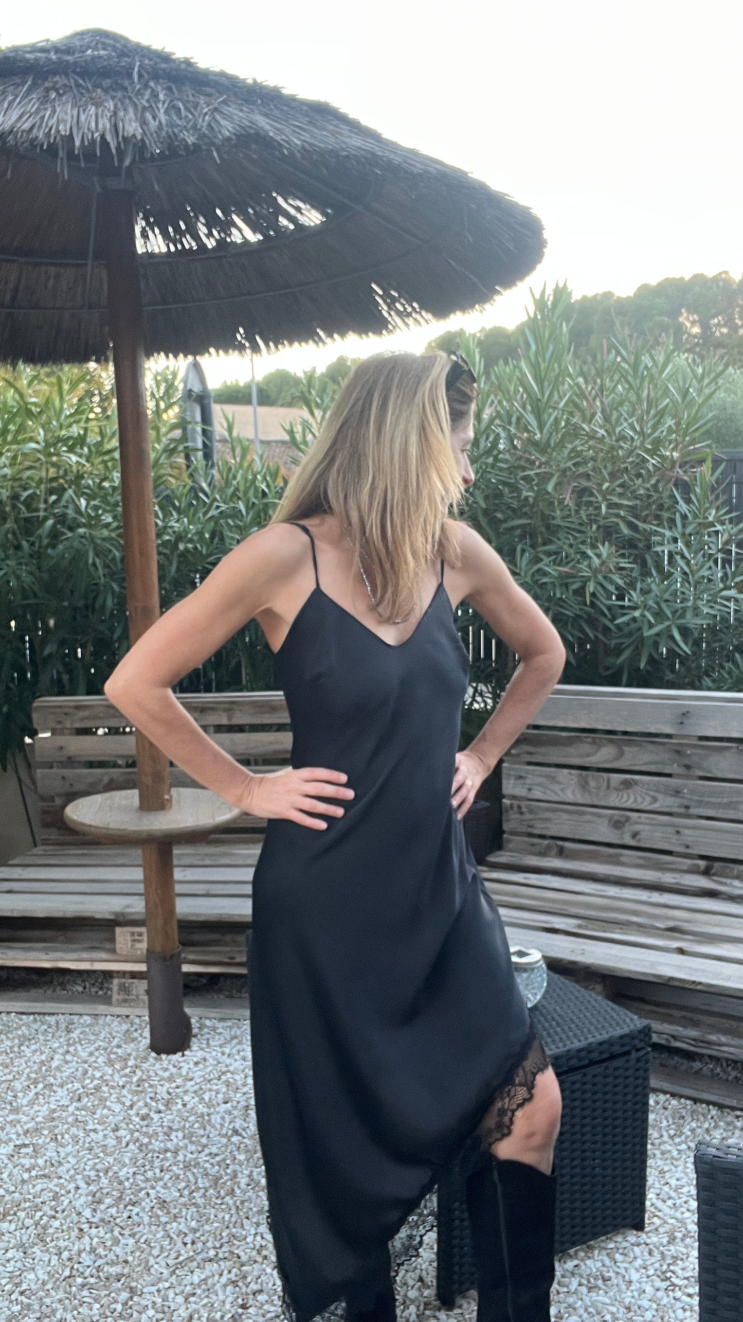 ROBE BRETELLES NOIRE ASYMETRIQUE DENTELLE