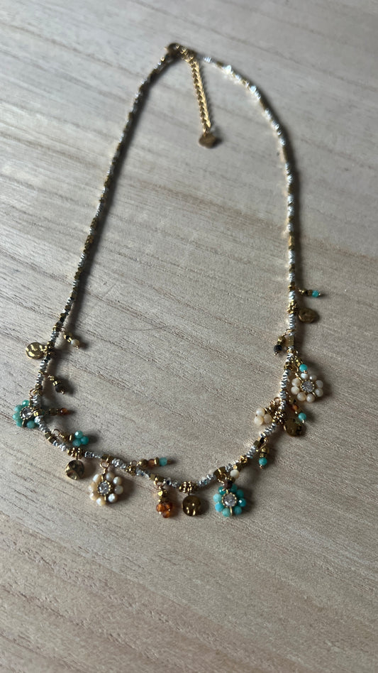 COLLIER DORE/ARGENTE FLEURS TURQUOISE/BLANC "HABAHA"