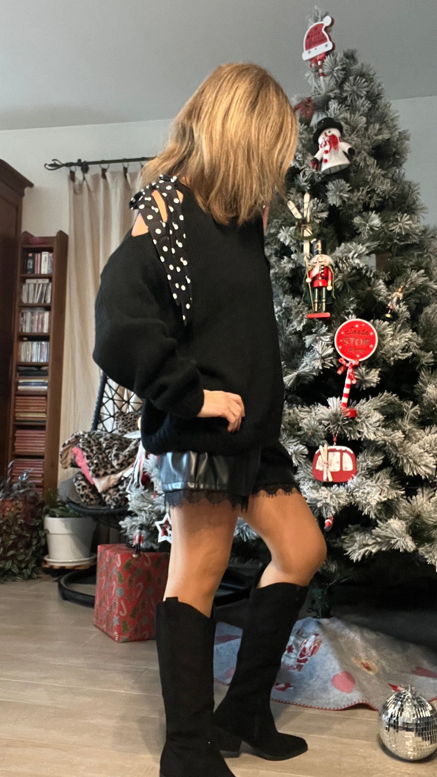 PULL NOIR UNE EPAULE DENUDEE