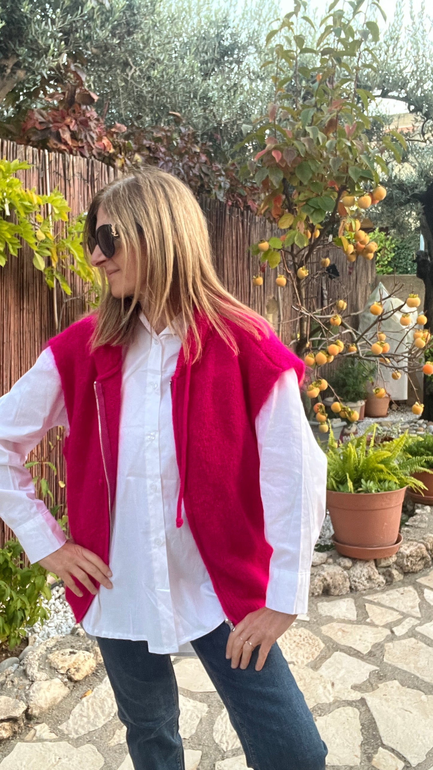 VESTE SANS MANCHES A CAPUCHE «ROSE FUCHSIA »