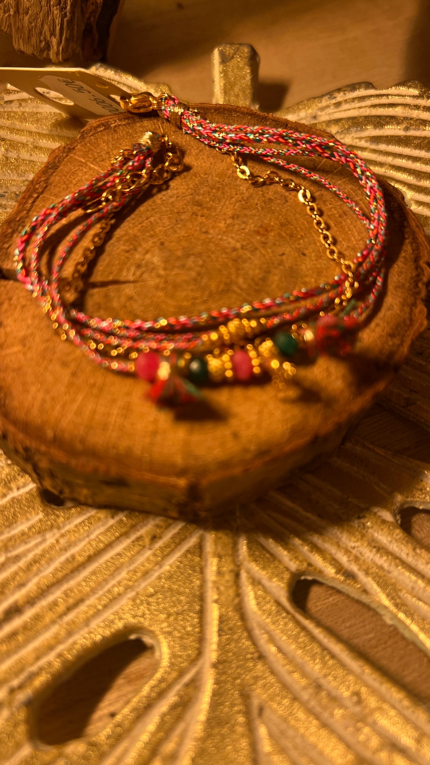BRACELET TRIPLE CORDON & CHARMS/POMPONS ROSE/VERT "HABAHA"
