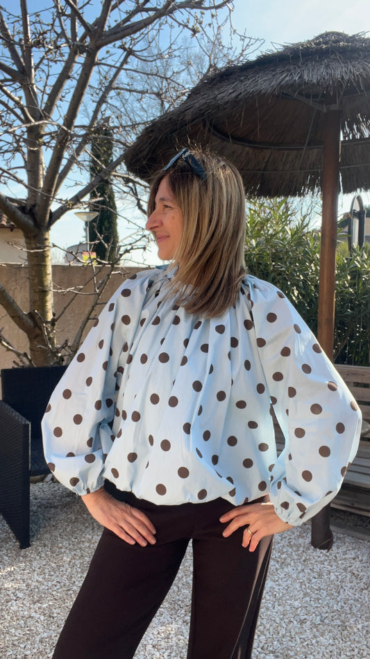 BLOUSE BLEU CLAIR A POIS CHOCOLAT