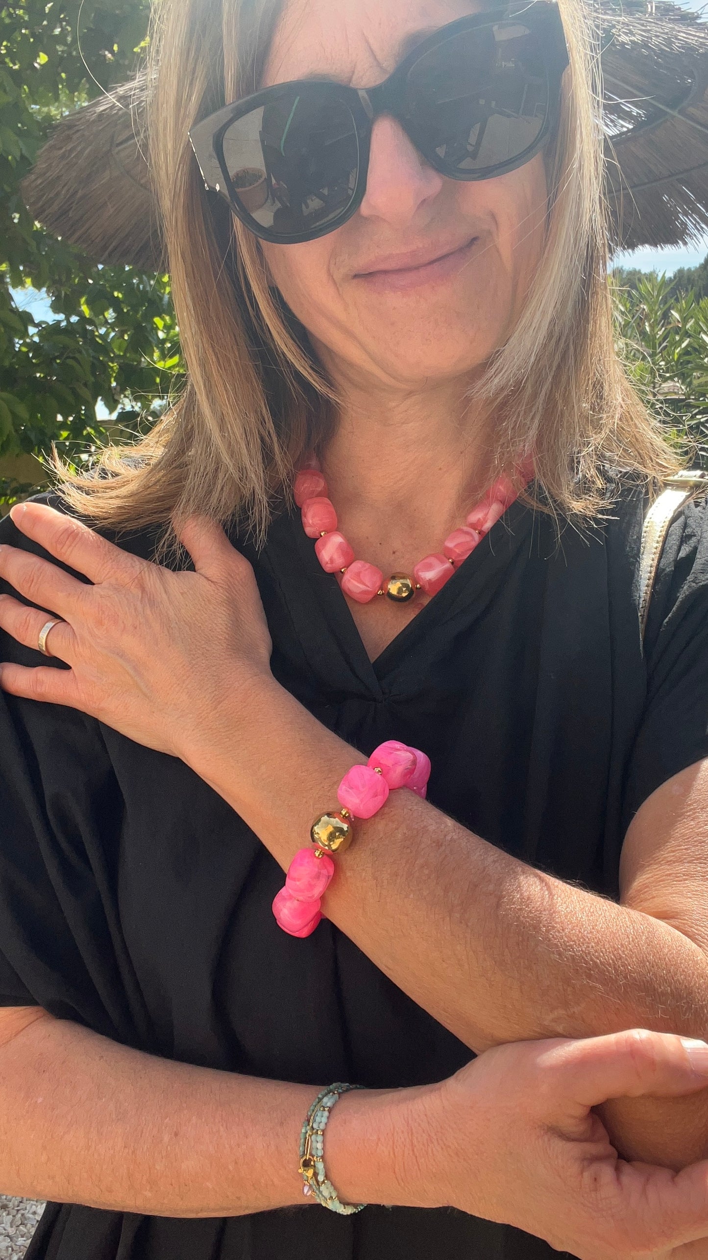 COLLIER BLEU OU ROSE RESINE COULEURS ETE "FLORA"