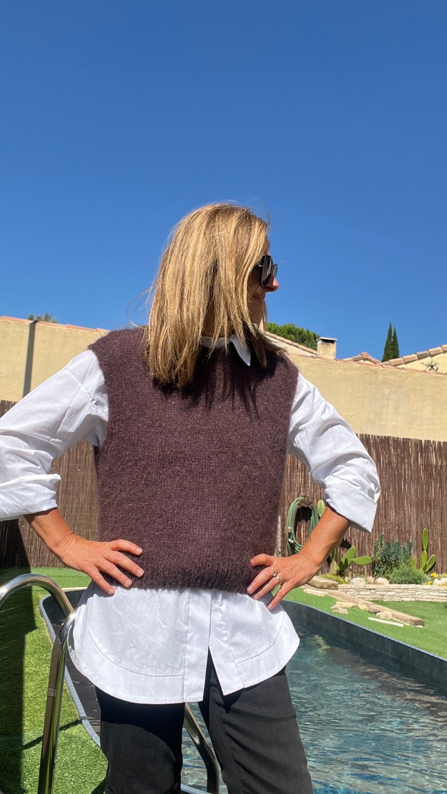 PULL SANS MANCHES "CHOCOLAT"