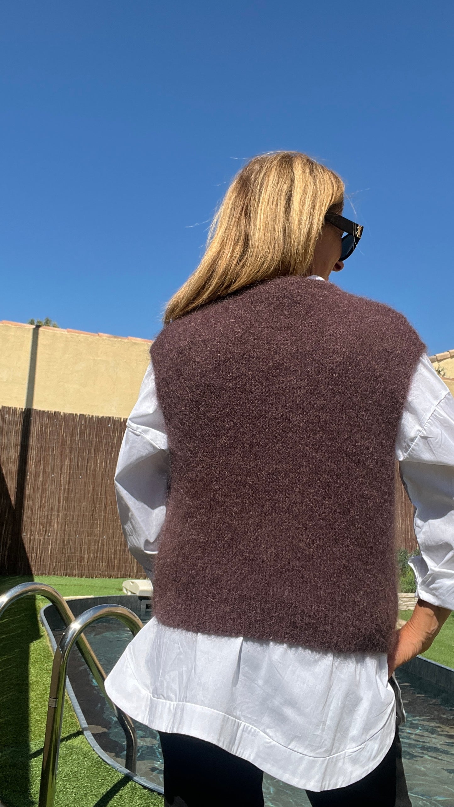PULL SANS MANCHES "CHOCOLAT"