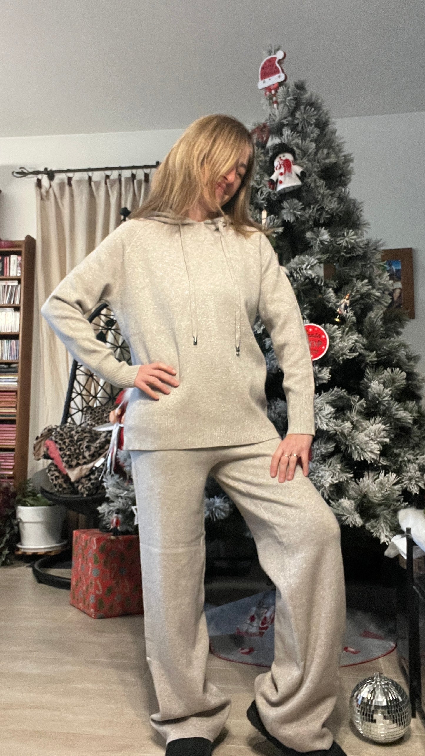 ENSEMBLE PANTALON/PULL A CAPUCHE PAILLETEE BEIGE