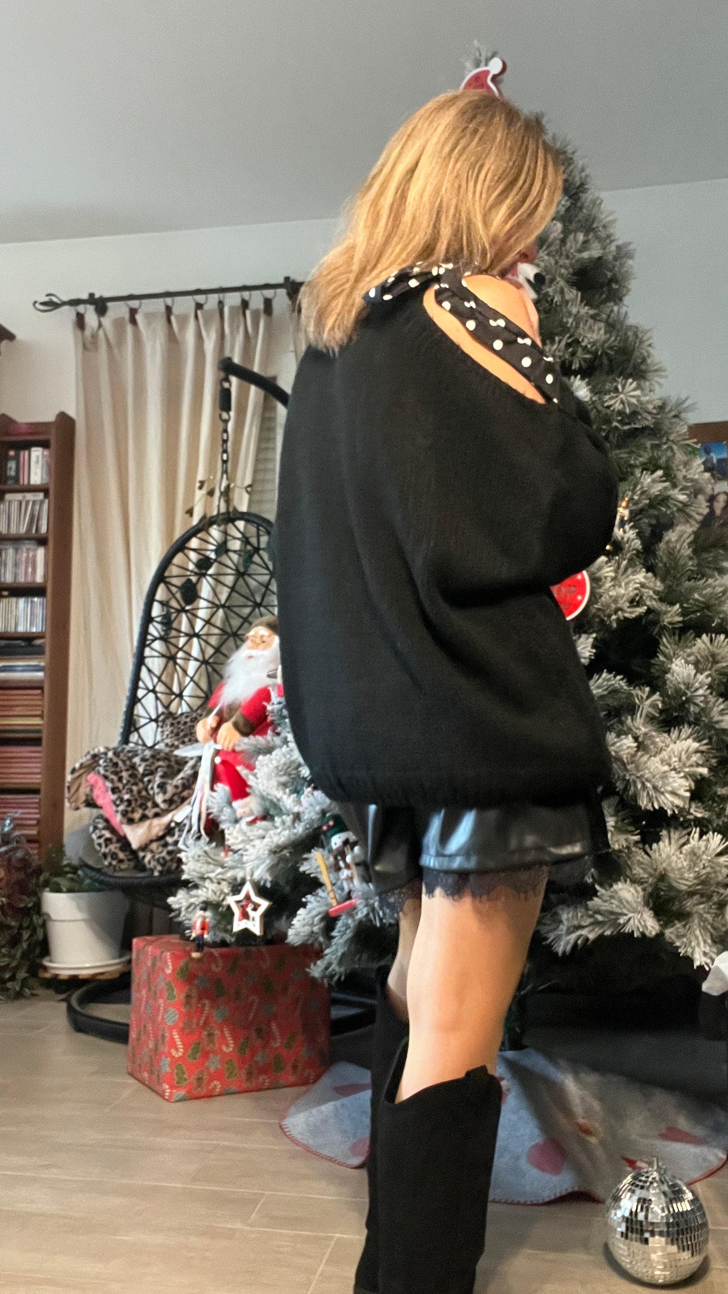 PULL NOIR UNE EPAULE DENUDEE