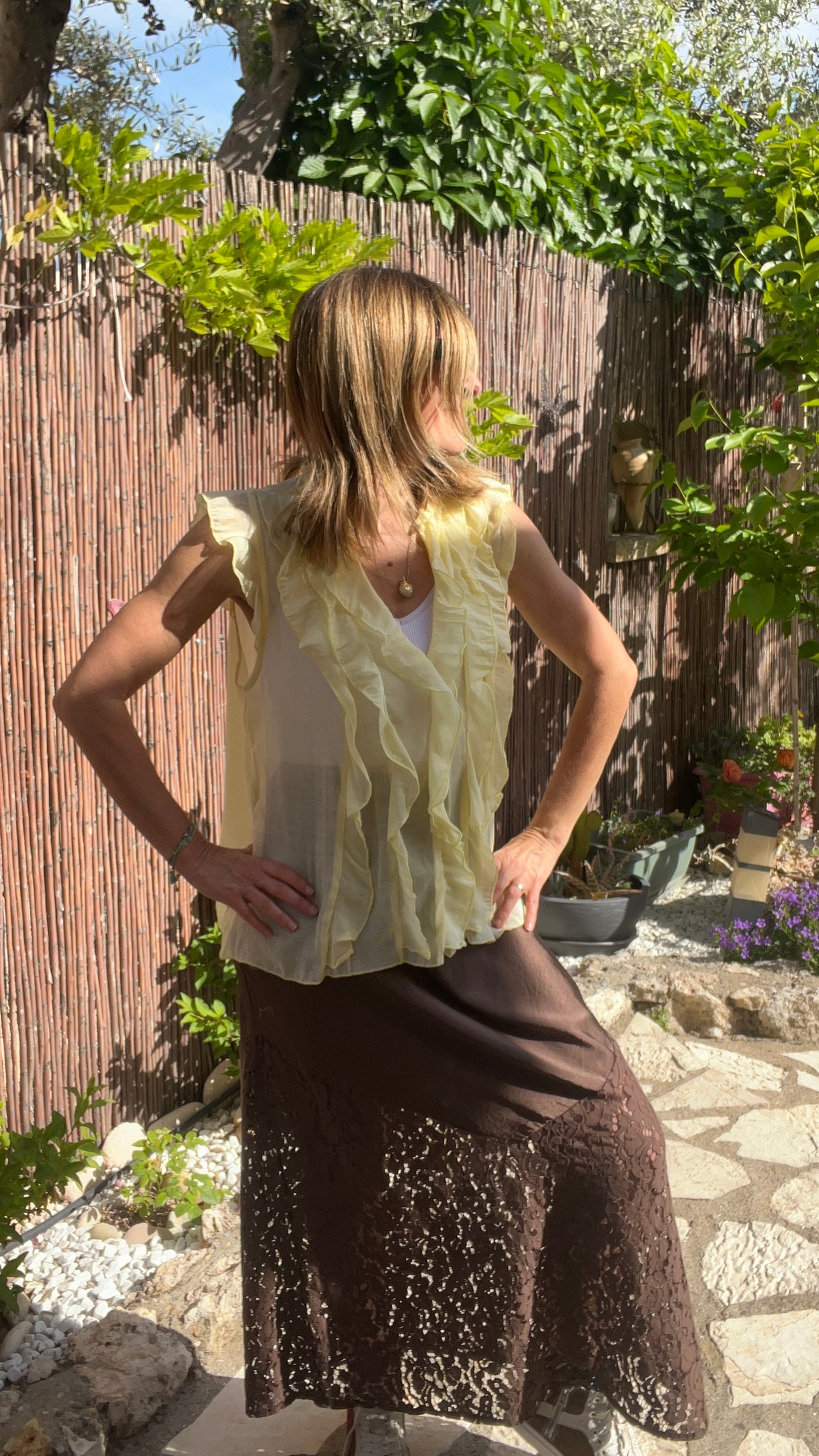 CHEMISIER JAUNE SANS MANCHES "FROU-FROU"