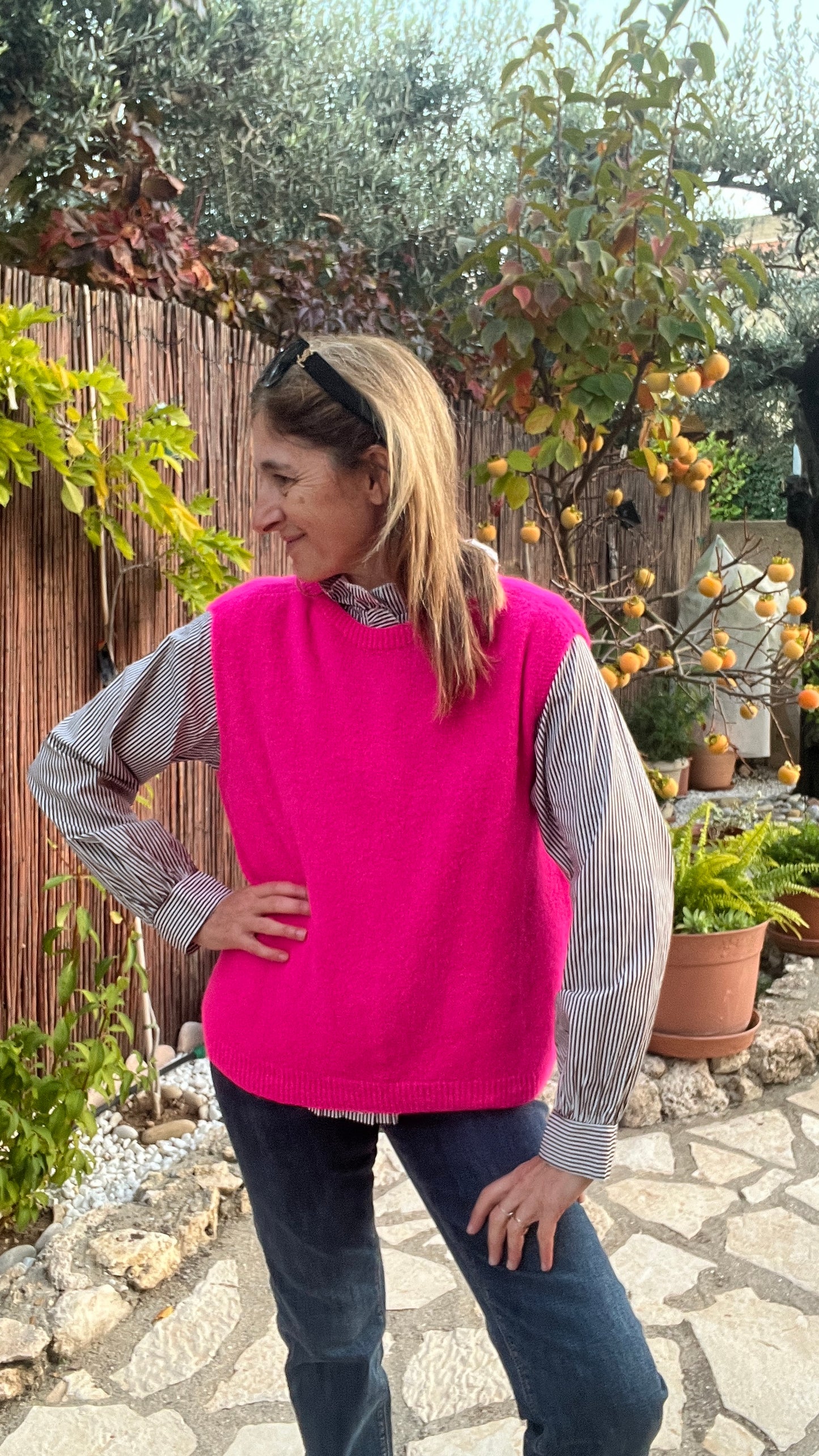 PULL SANS MANCHES ROSE FLUO