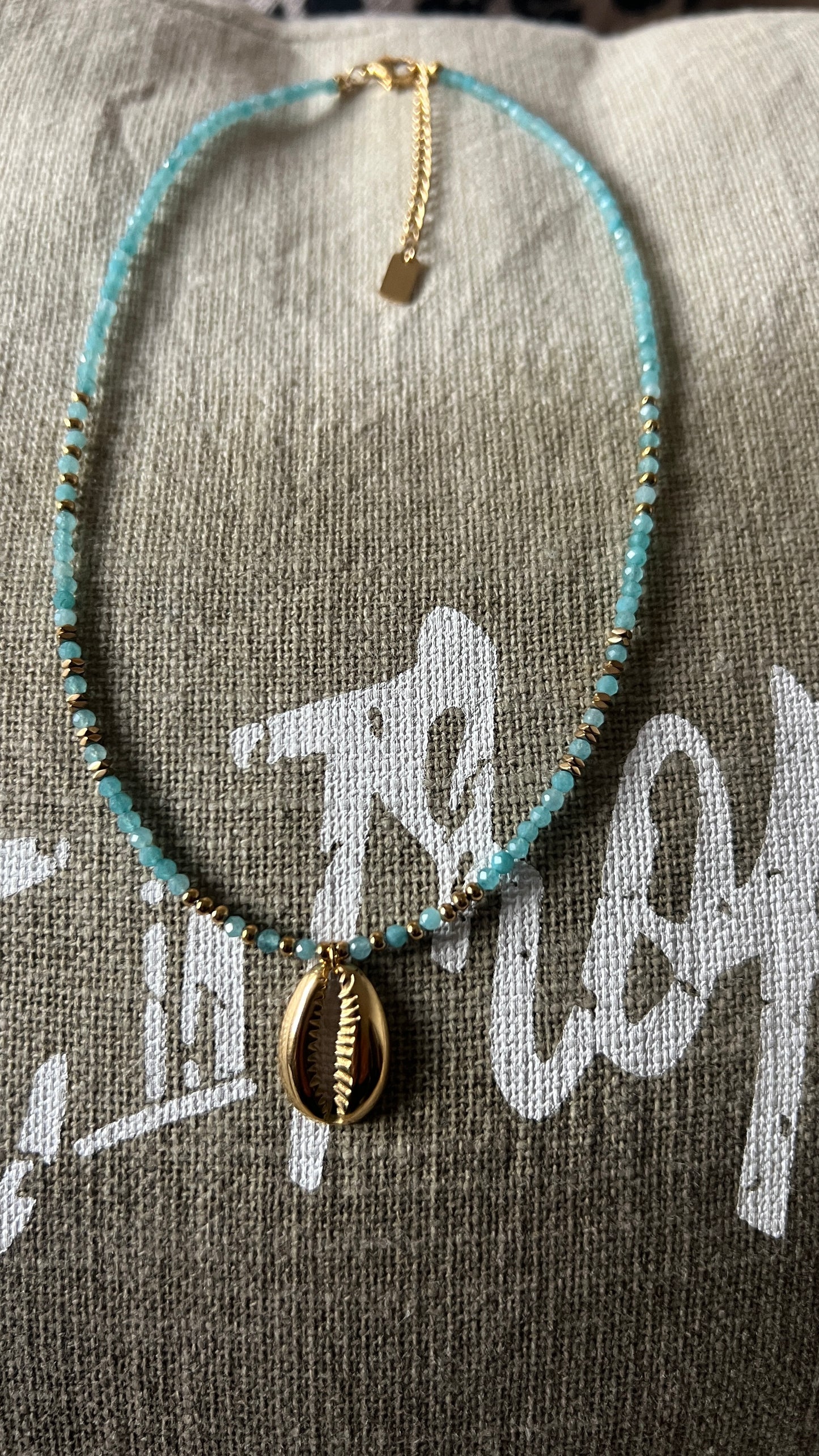 COLLIER PERLES TURQUOISE & COQUILLAGE DORE "HABAHA"