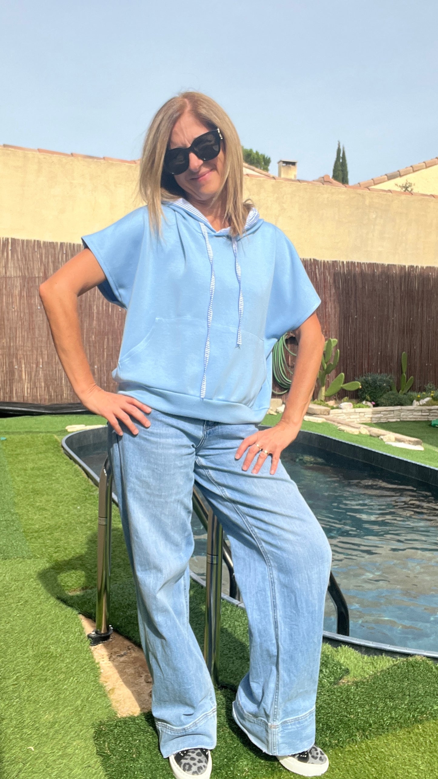 SWEAT BLEU A CAPUCHE MANCHES COURTE "VICTOIRE"