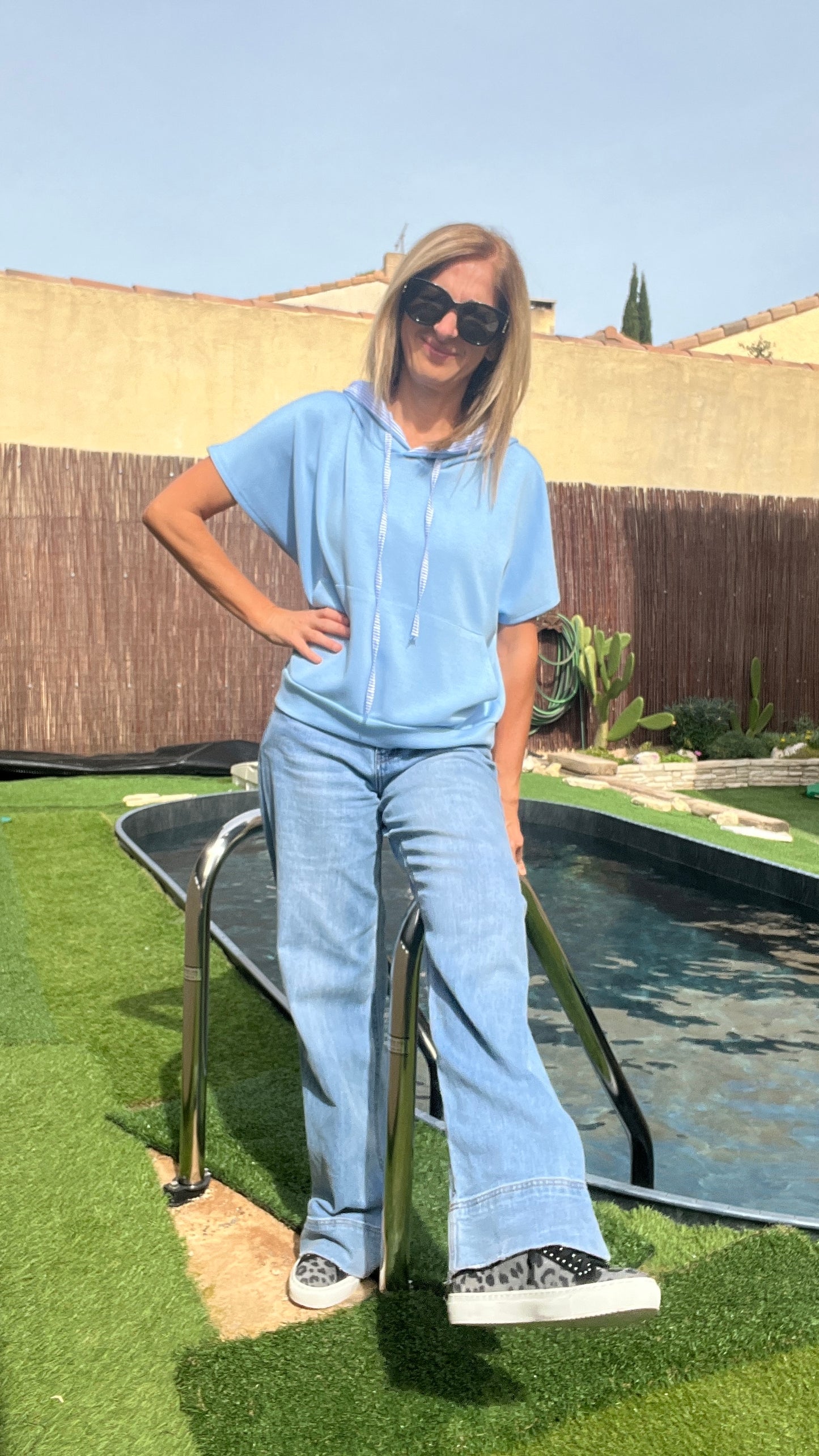 SWEAT BLEU A CAPUCHE MANCHES COURTE "VICTOIRE"