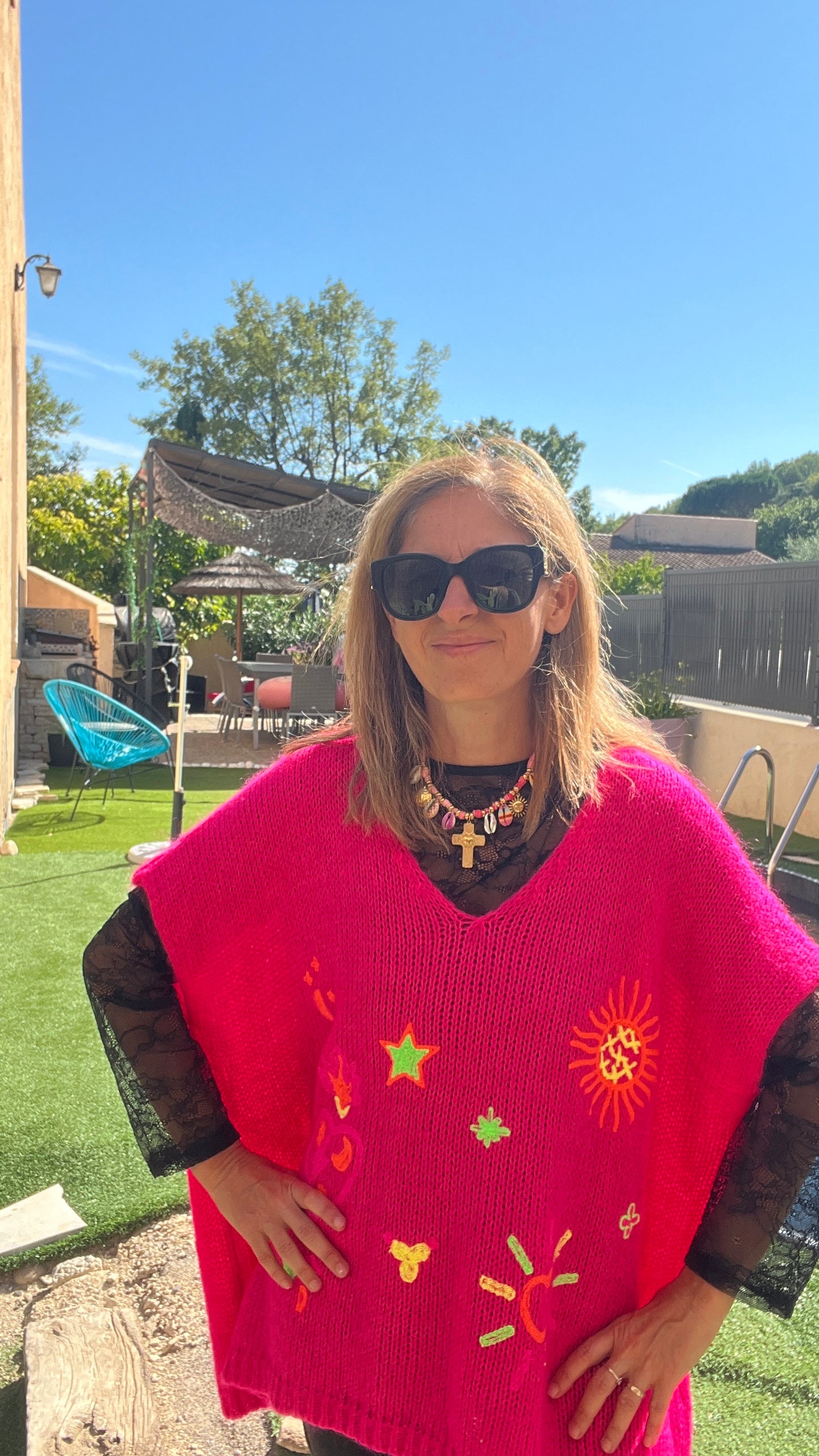 PULL PONCHO ROSE FLUO SANS MANCHES "ETOILE"