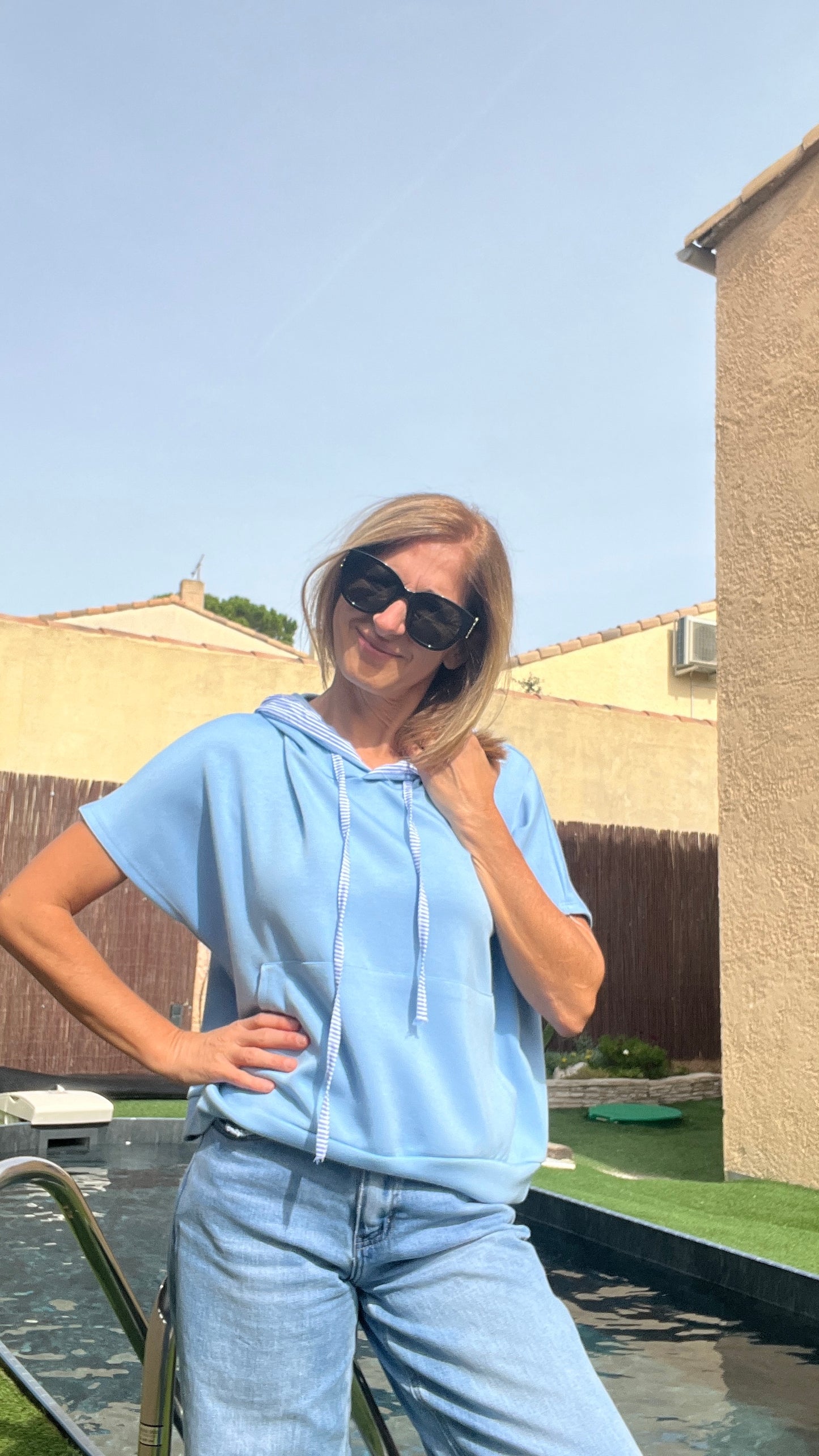 SWEAT BLEU A CAPUCHE MANCHES COURTE "VICTOIRE"