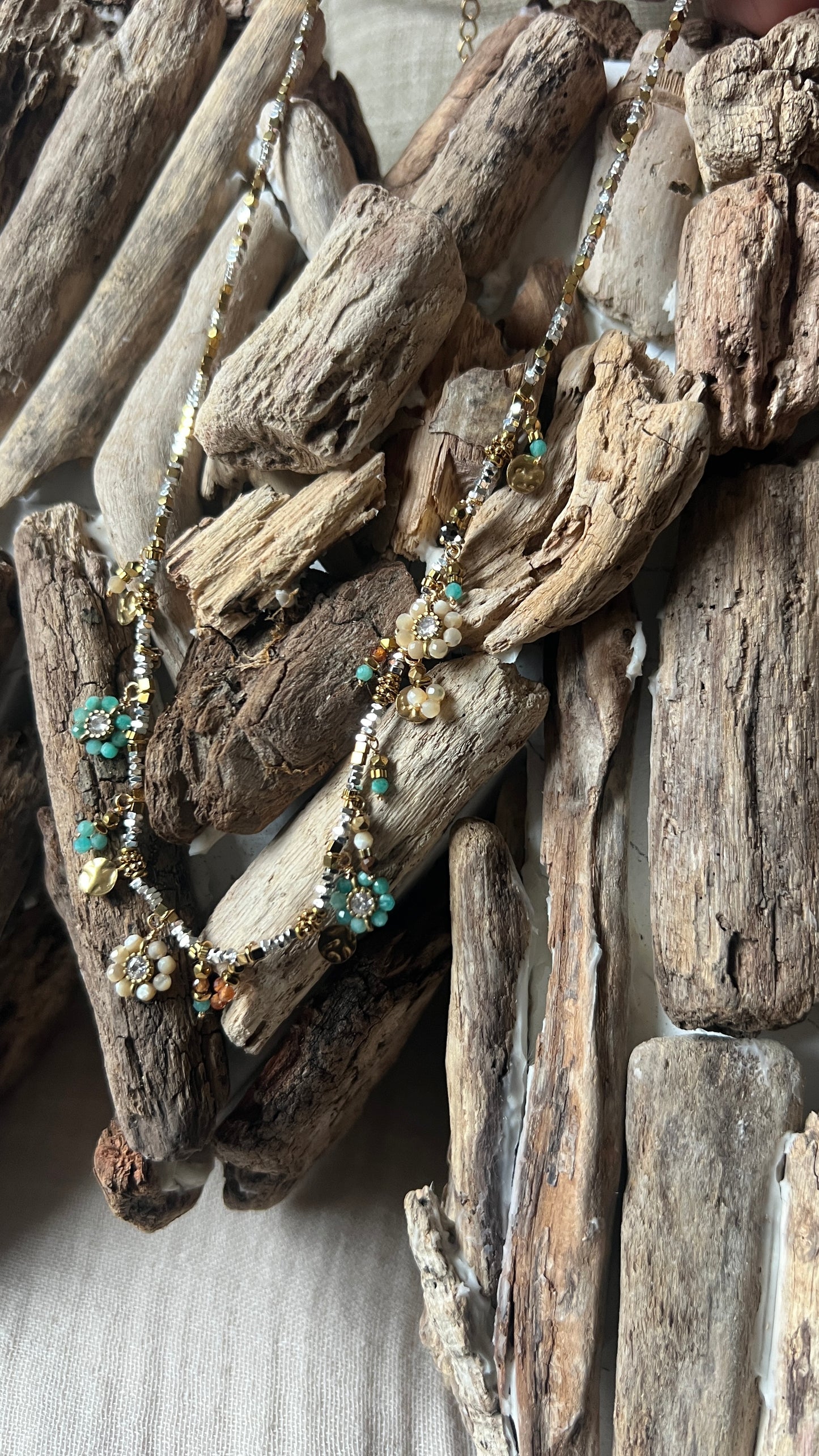 COLLIER DORE/ARGENTE FLEURS TURQUOISE/BLANC "HABAHA"