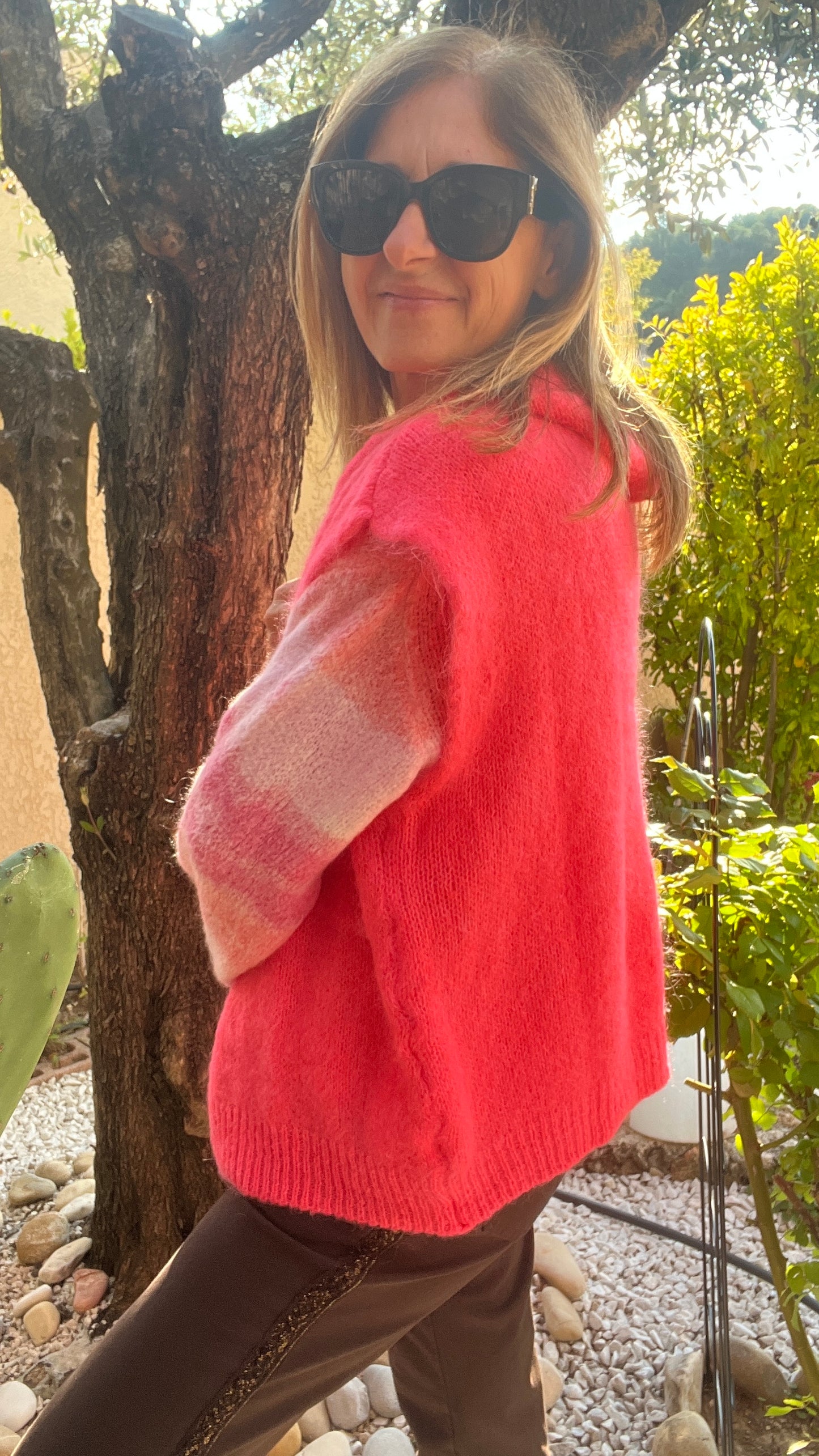 VESTE SANS MANCHES A CAPUCHE «CORAIL FLUO »