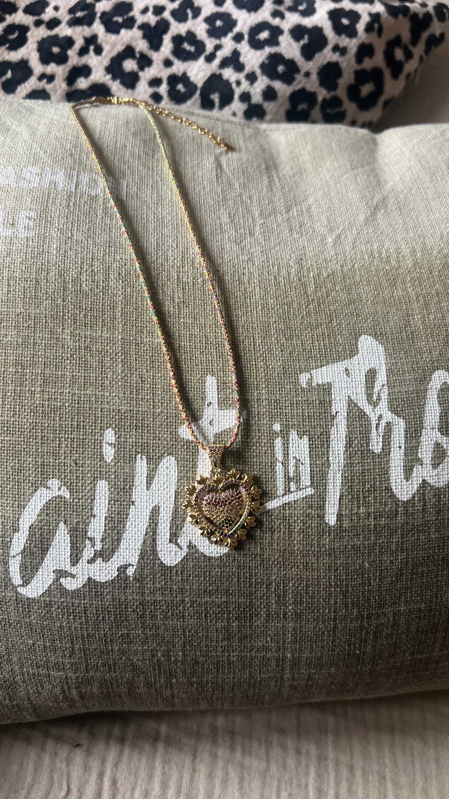 COLLIER DORE COEUR STRASS MULTICOLORE "HABAHA"