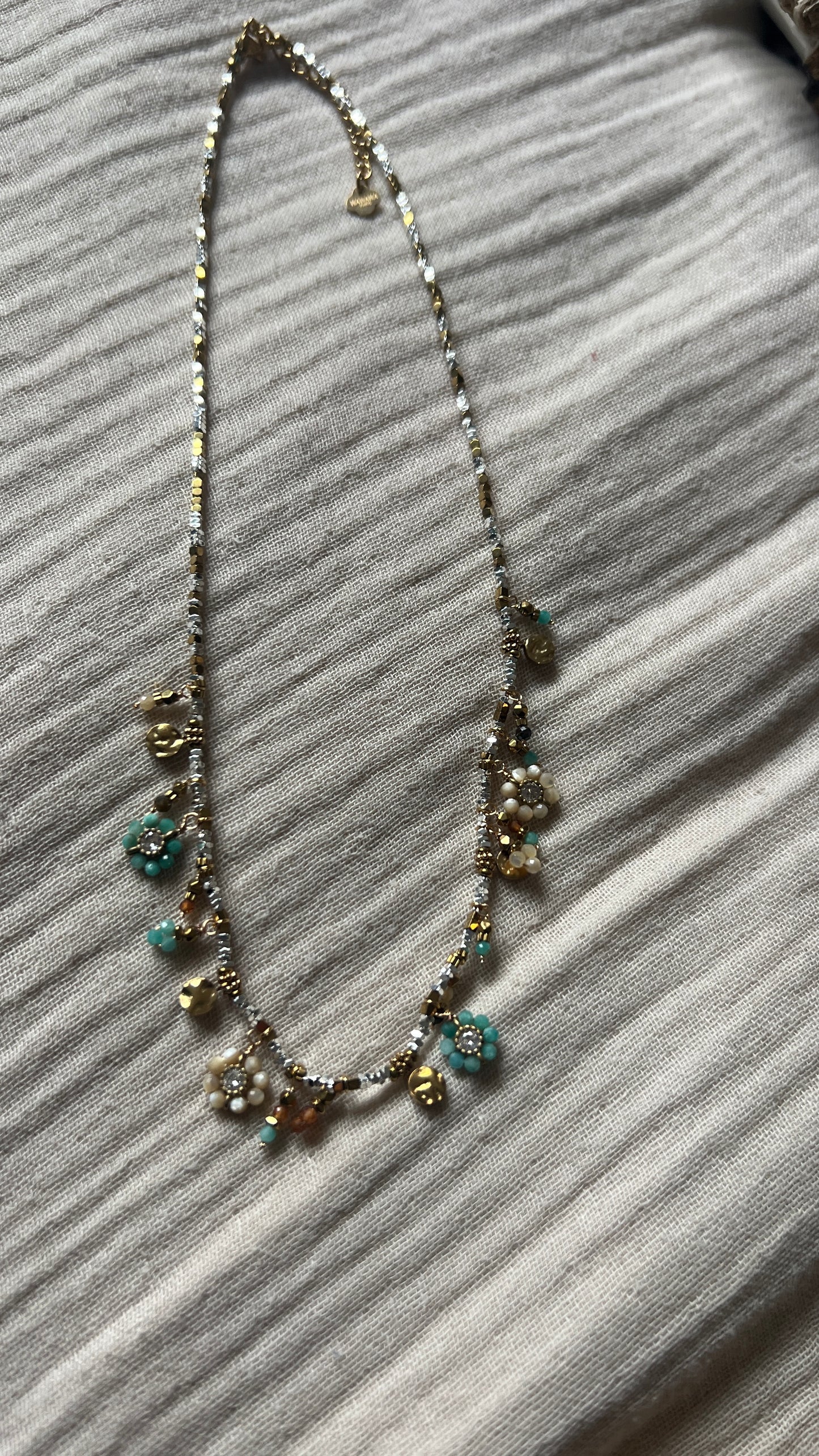 COLLIER DORE/ARGENTE FLEURS TURQUOISE/BLANC "HABAHA"