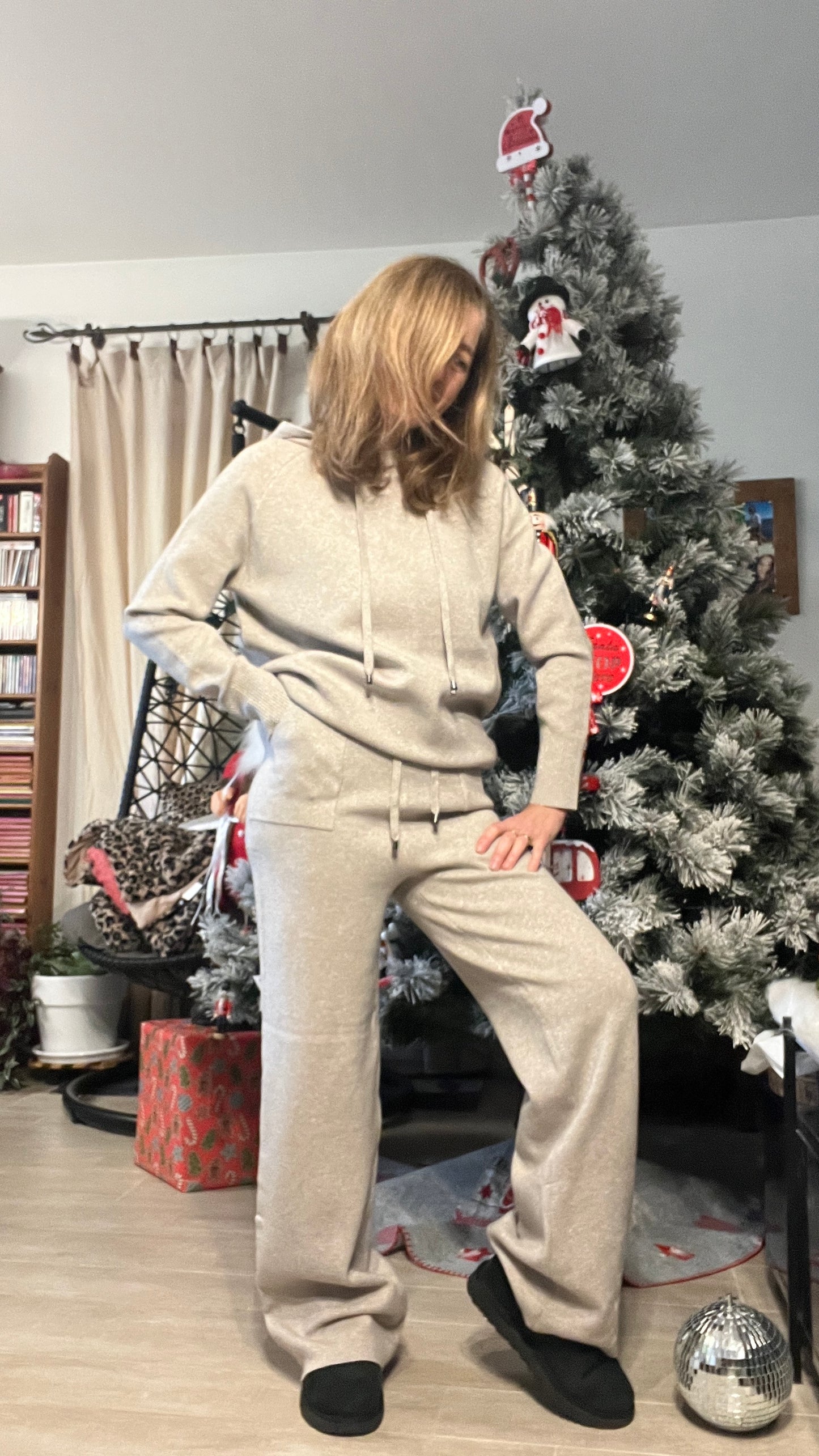 ENSEMBLE PANTALON/PULL A CAPUCHE PAILLETEE BEIGE