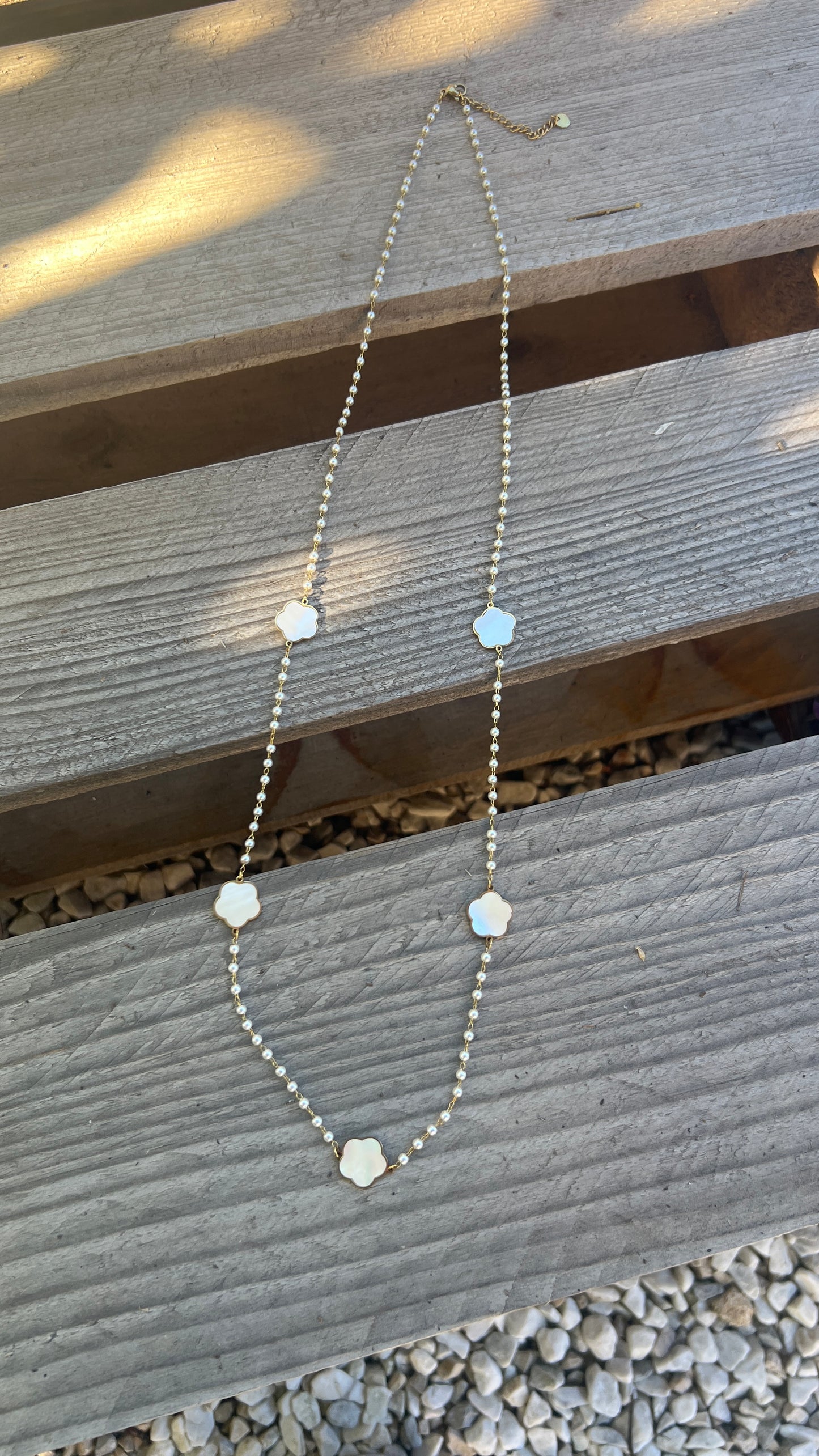 SAUTOIR EN PERLES "FLEURS BLANCHES"