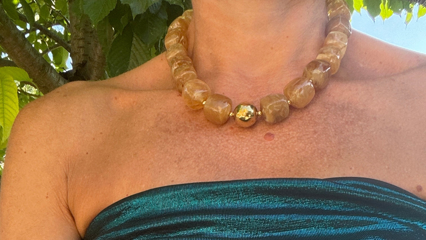 Collier boules résine "Beige marbré"
