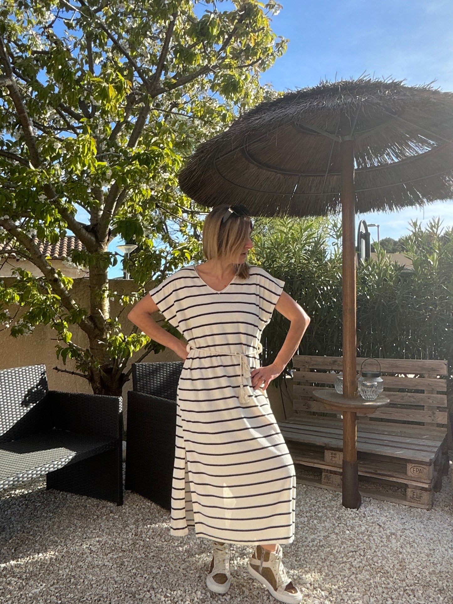 ROBE LONGUE SANS MANCHES EN EPONGE RAYE BLANC/NOIR