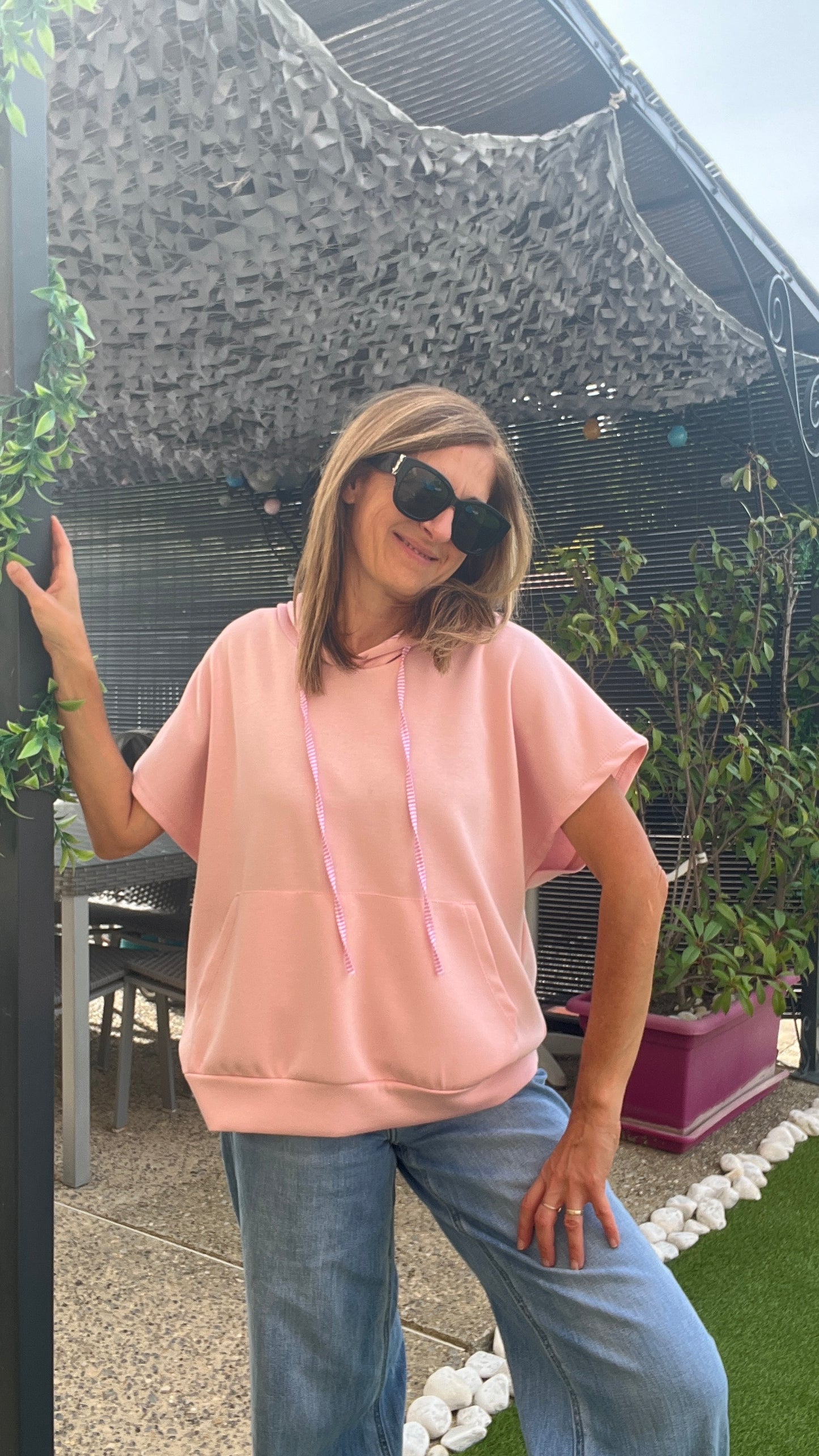 SWEAT A CAPUCHE ROSE MANCHES COURTES "CAPUCINE"