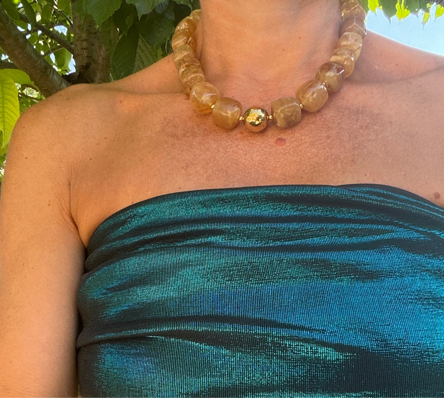 Collier boules résine "Beige marbré"