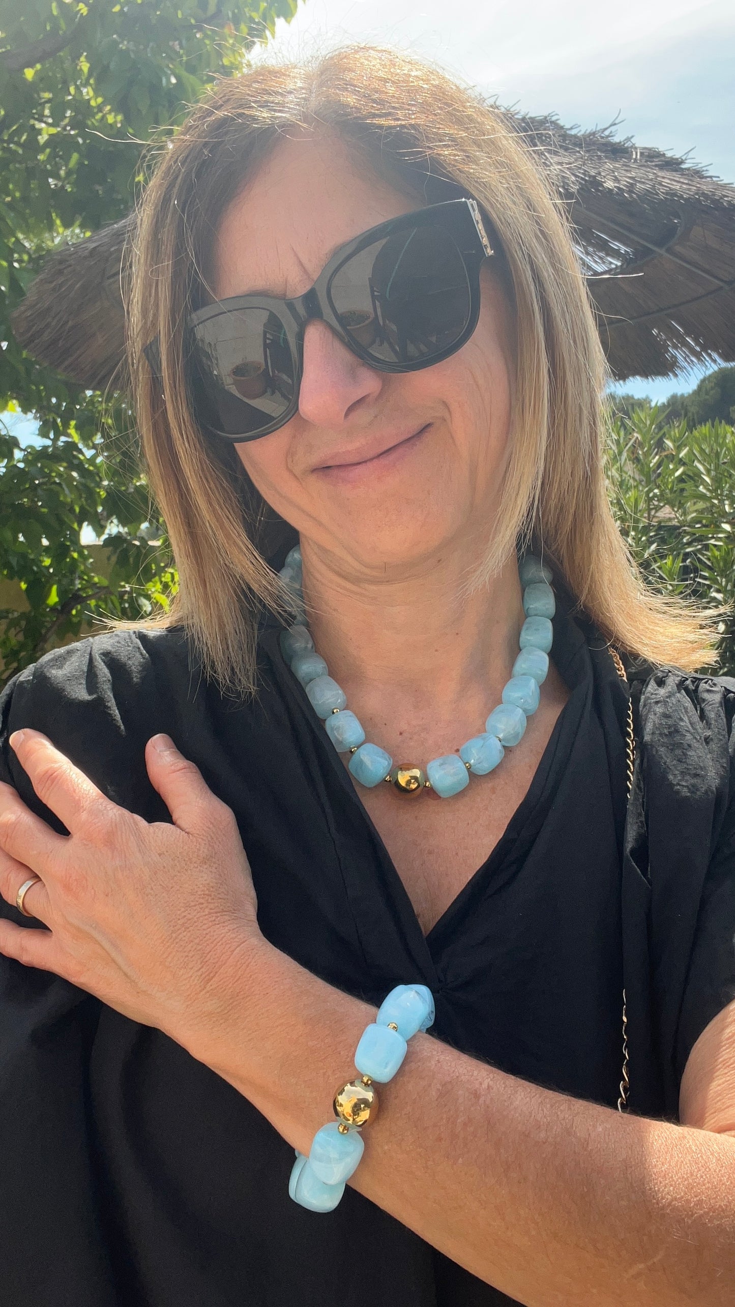 BRACELET BLEU OU ROSE BOULES RESINE