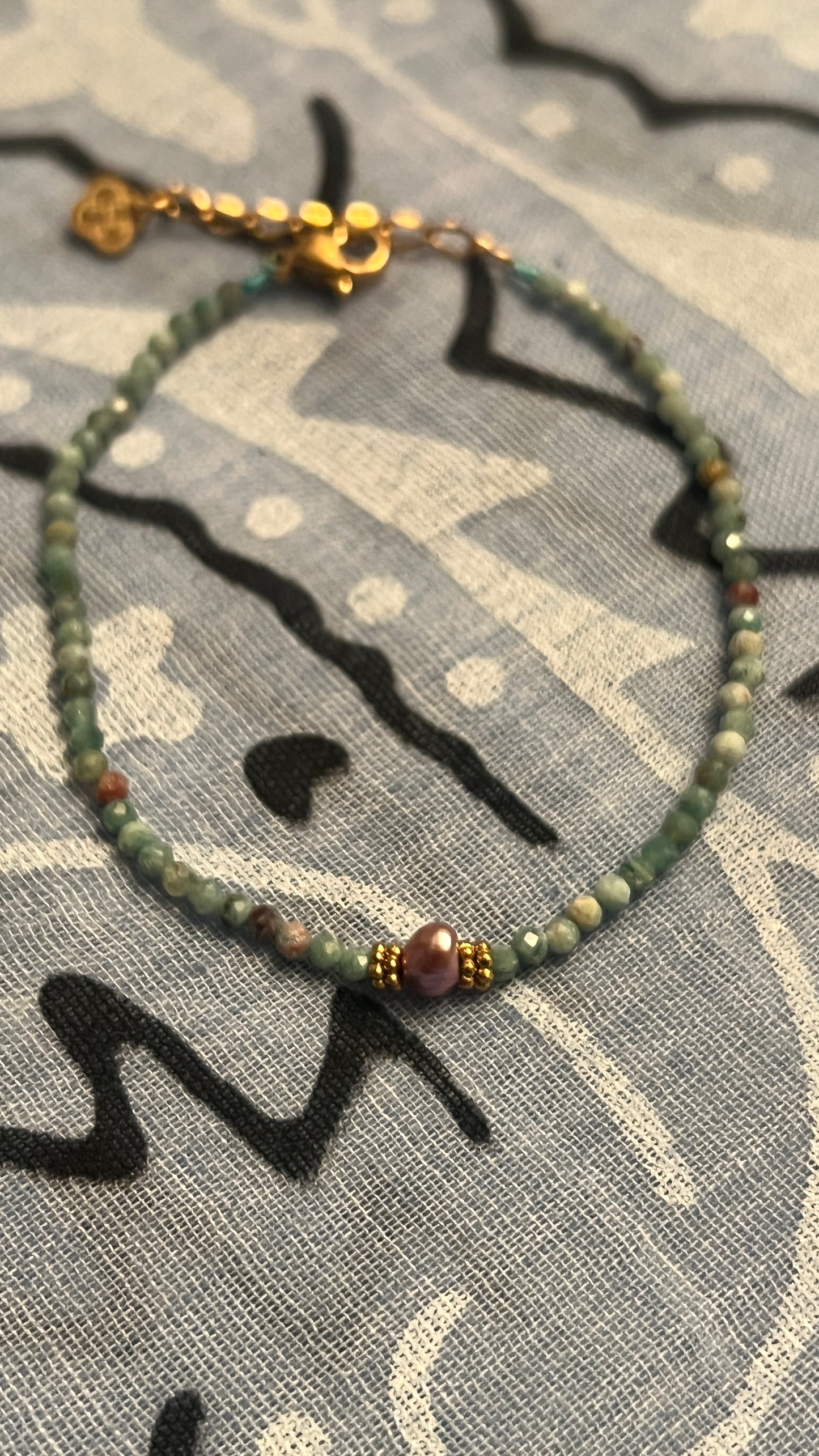 BRACELET EN PERLES BLEU/VERT & PERLE PRECIEUSE "HABAHA"