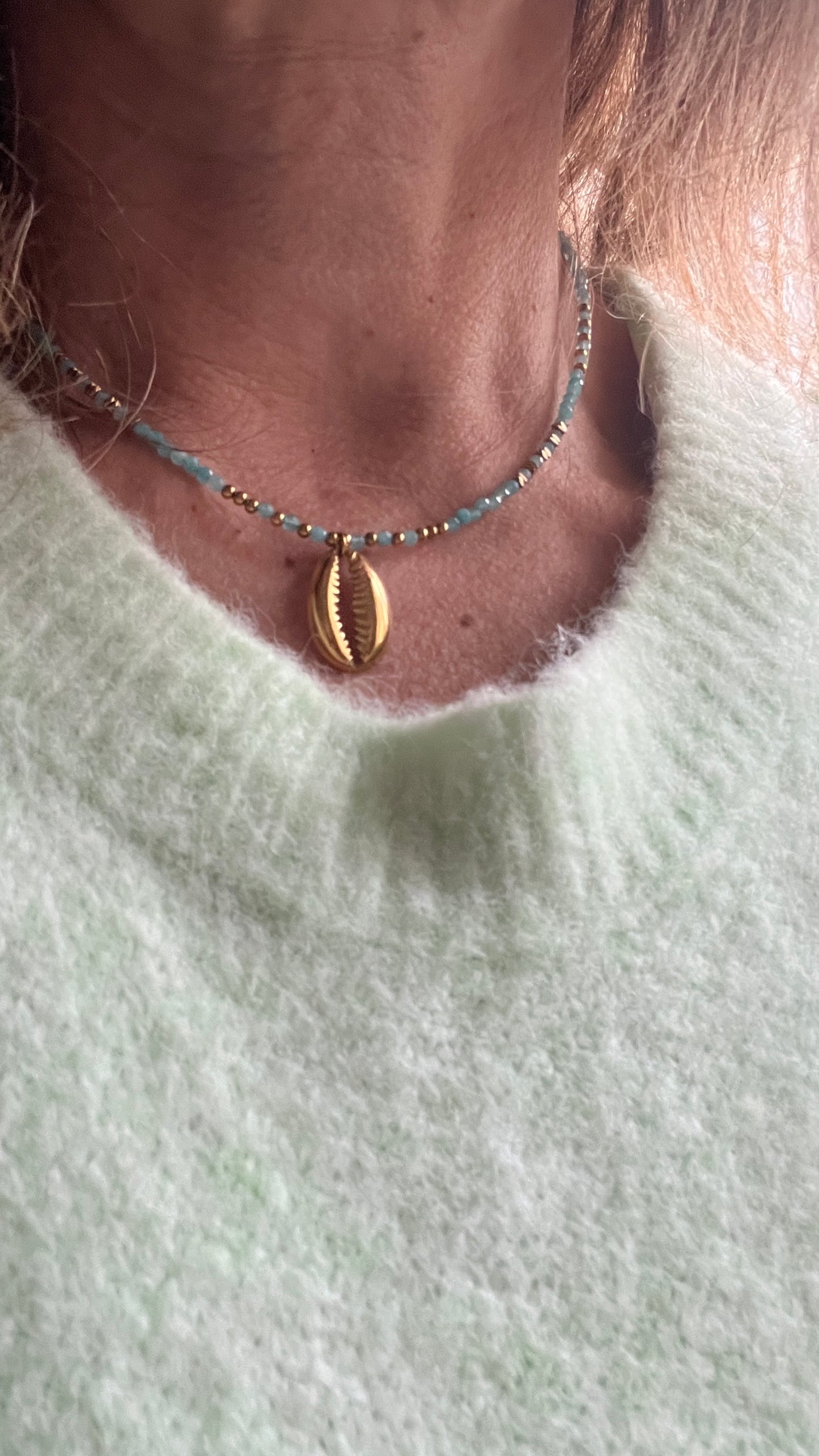 COLLIER PERLES TURQUOISE & COQUILLAGE DORE "HABAHA"