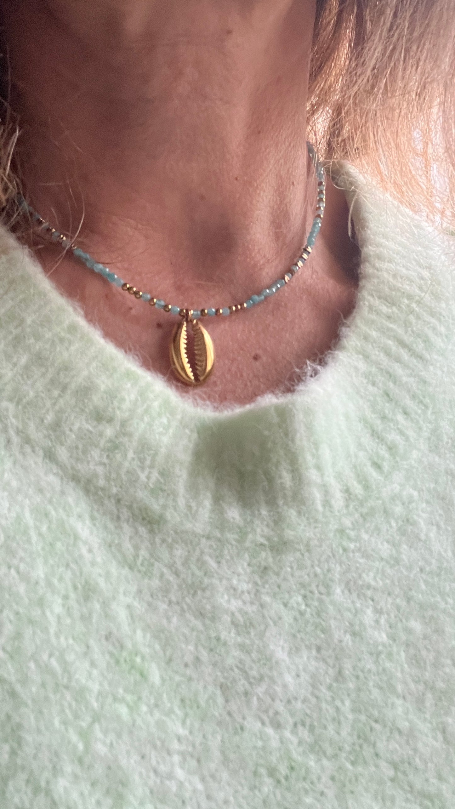COLLIER PERLES TURQUOISE & COQUILLAGE DORE "HABAHA"