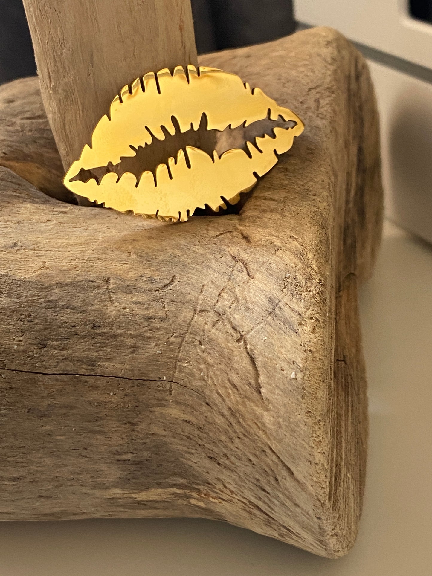Broche "lèvre" dorée