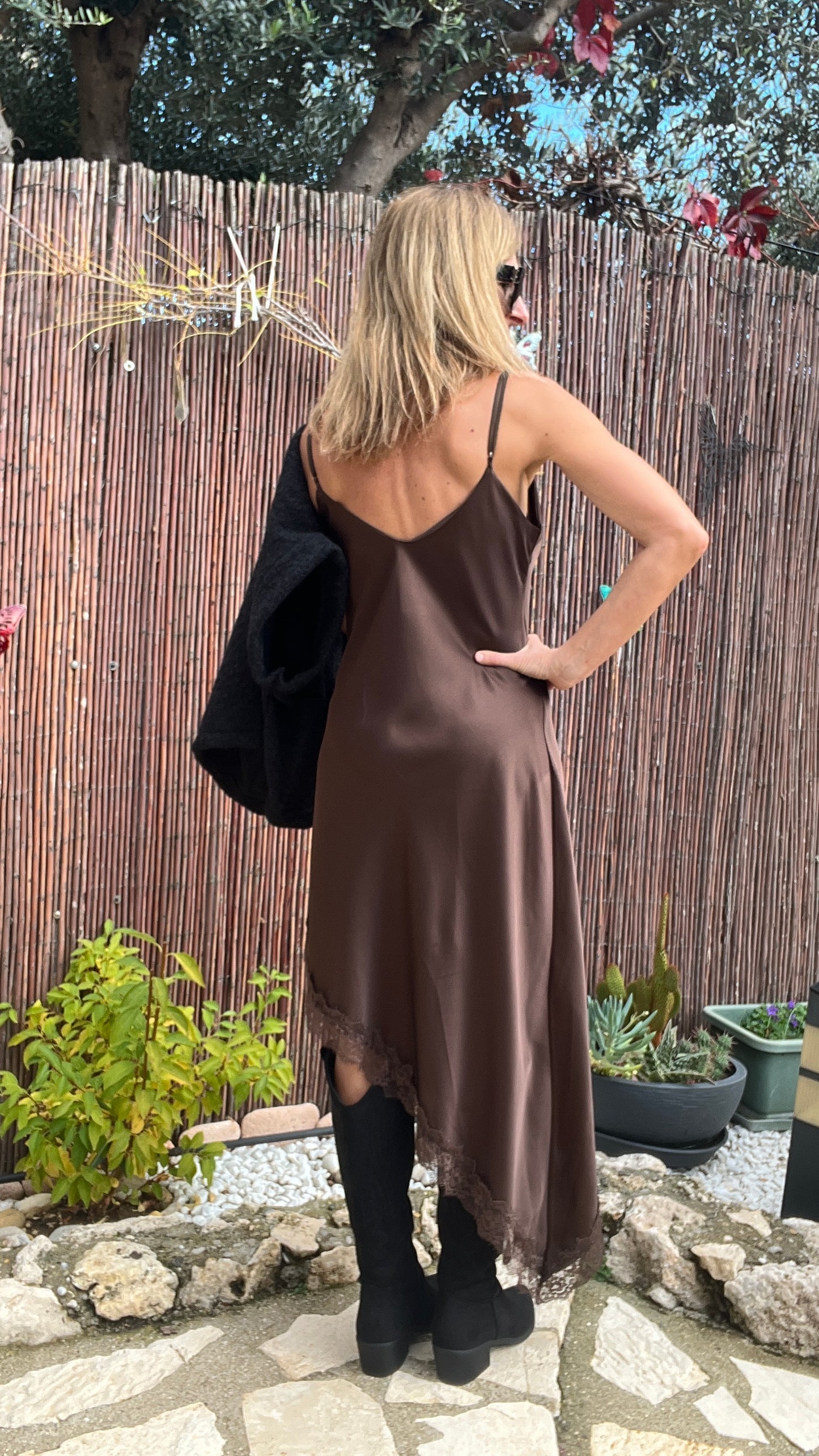 ROBE BRETELLES CHOCOLAT ASYMETRIQUE DENTELLE