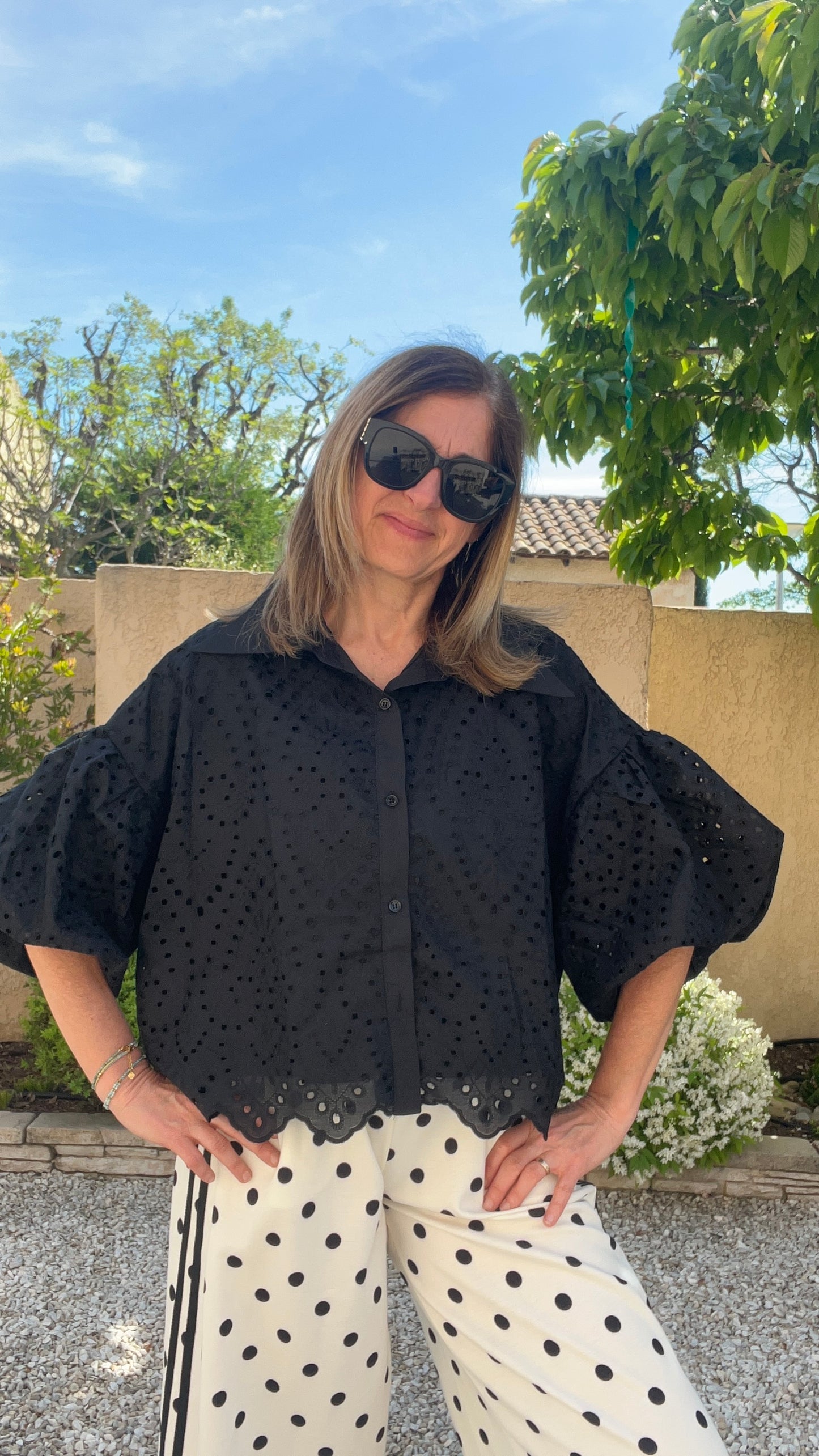 CHEMISIER NOIR BRODERIE ANGLAISE MANCHES BALLONS