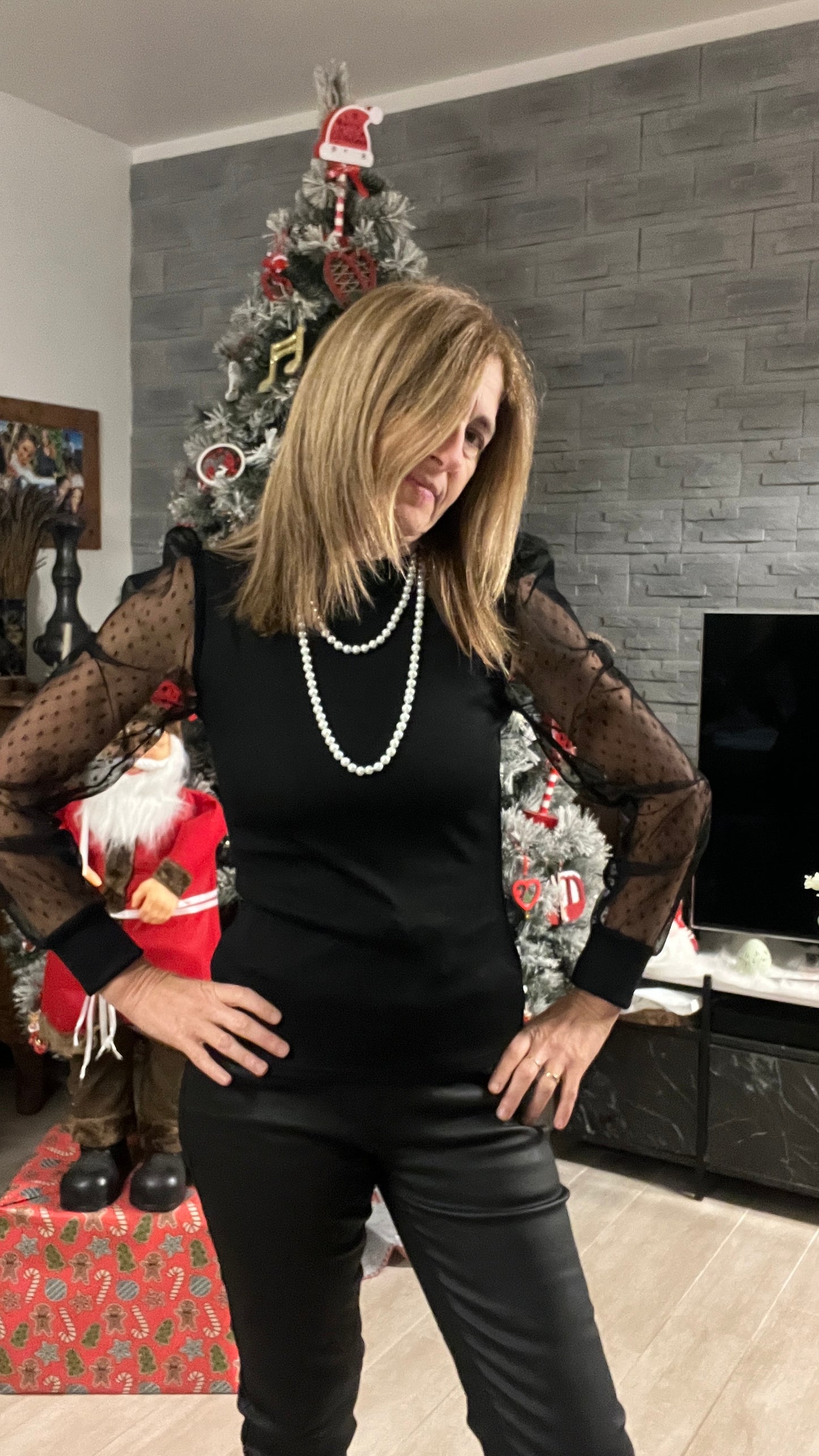 TEE-SHIRT NOIR AVEC MANCHES TRANSPARENTES A POIS