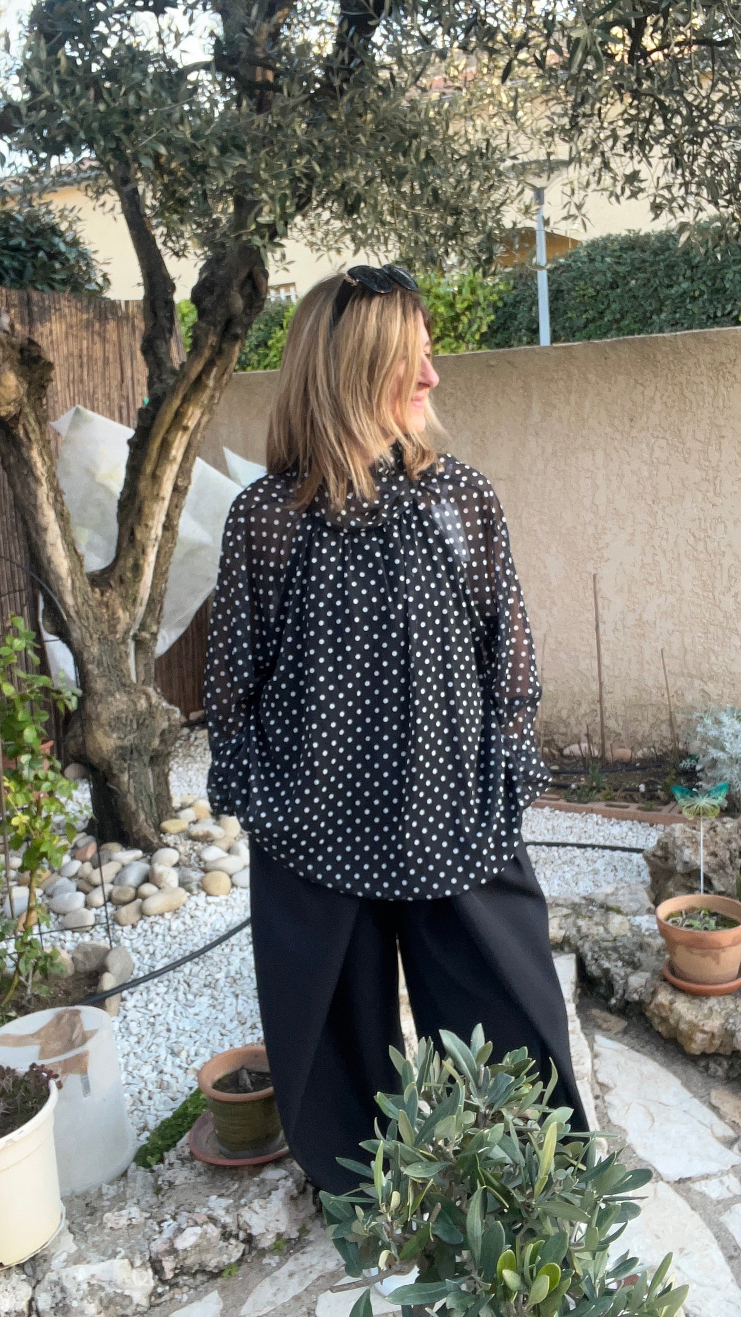 CHEMISIER NOIR A POIS BLANC