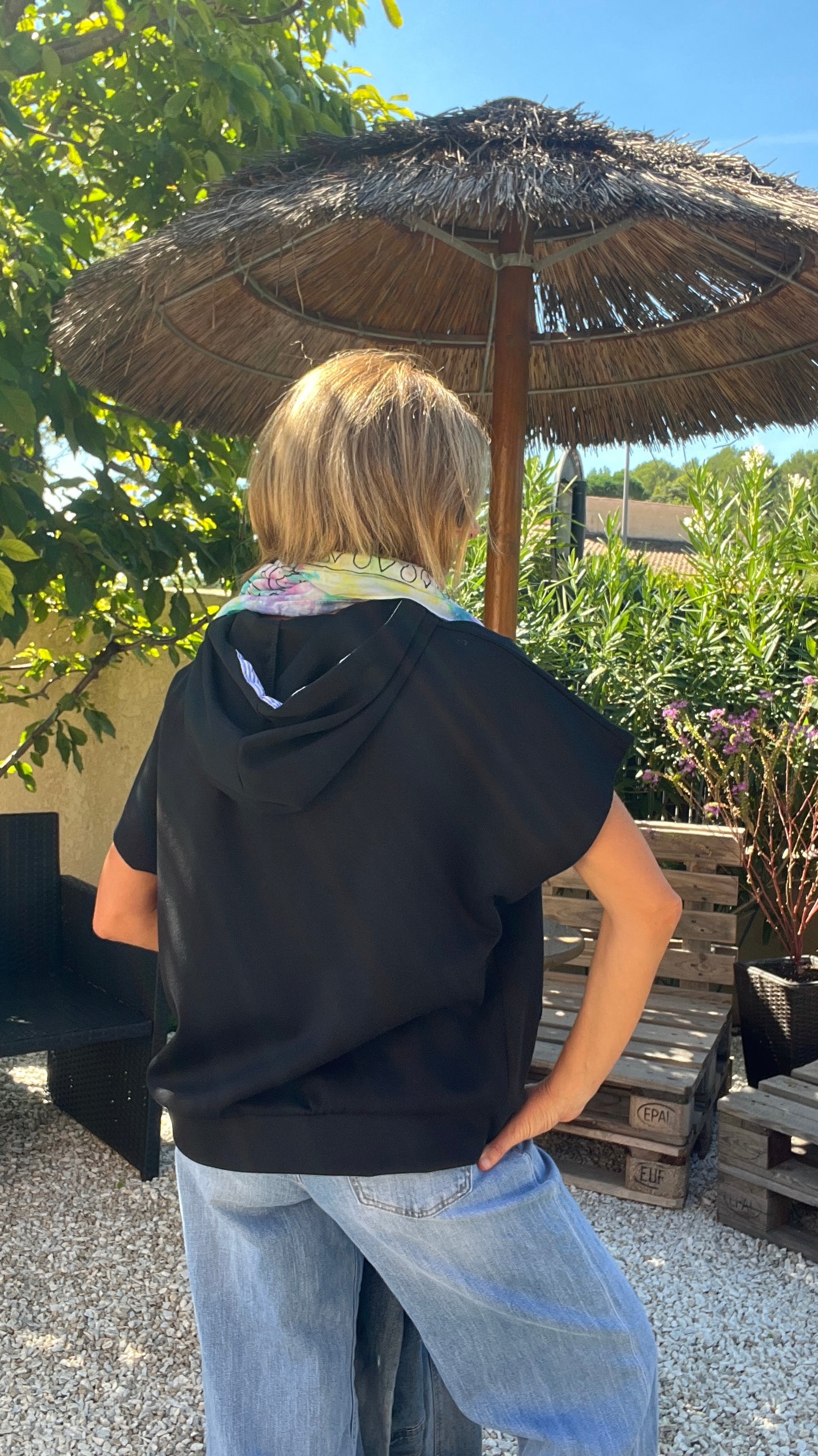SWEAT NOIR SANS MANCHES "VICTOIRE"