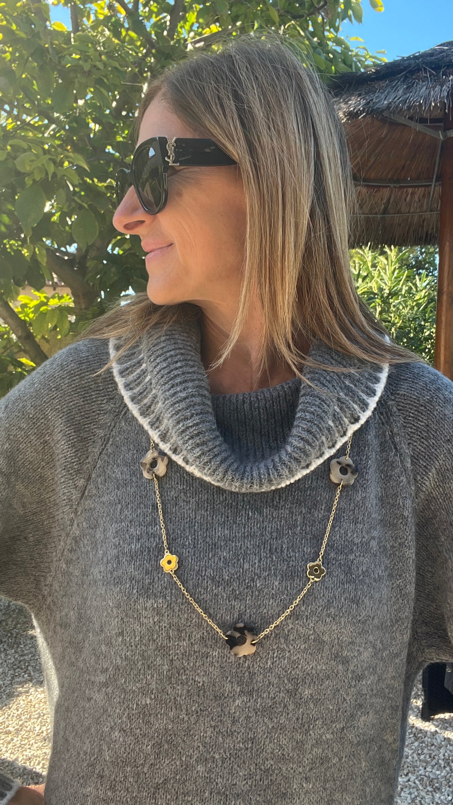 SAUTOIR DORE/BEIGE/NOIR "FLEURS"