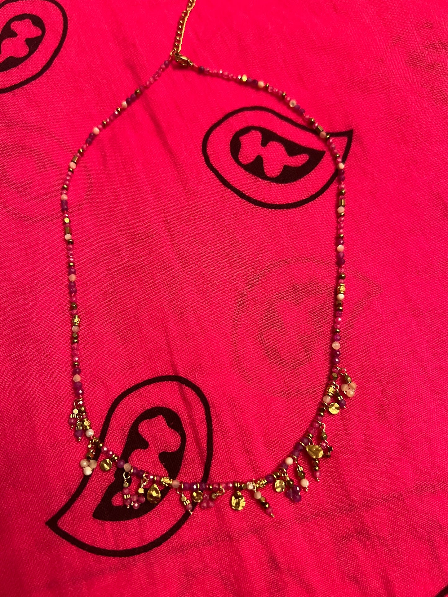 COLLIER PERLES ROSE/VIOLET & MEDAILLONS ROSE "HABAHA"