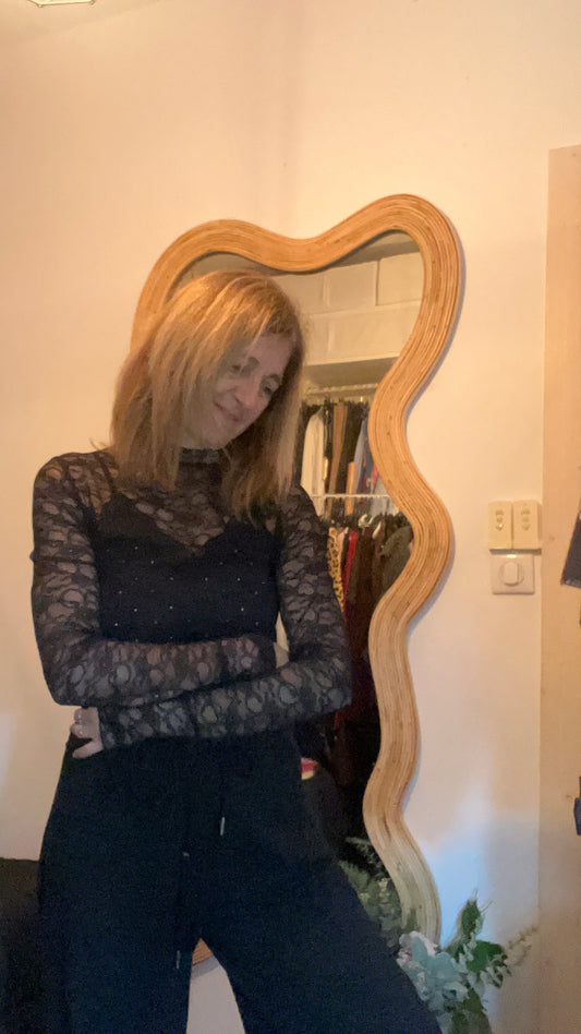 TOP NOIR EN DENTELLE MANCHES LONGUES EVASEES "FLORA"