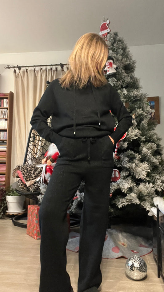 ENSEMBLE PANTALON/PULL A CAPUCHE PAILLETEE NOIR