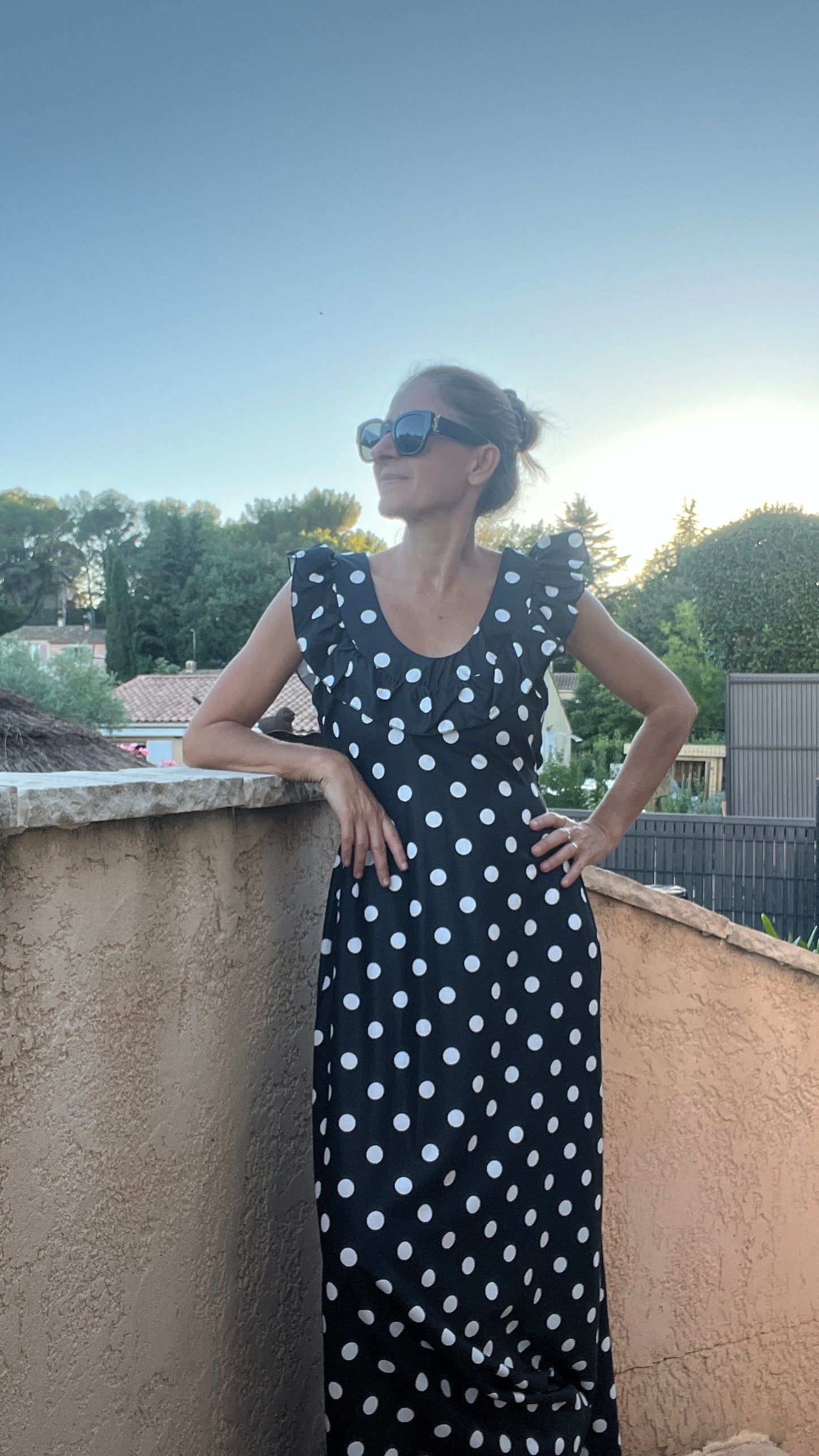 ROBE LONGUE NOIR A POIS BLANC